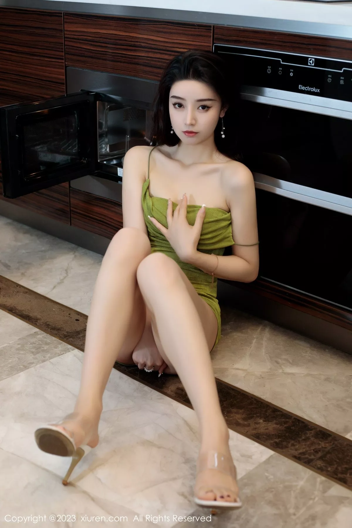 秀人集.com_[XiuRen秀人网]No.7011_模特苏曼兮浅色吊带长裙+粉色蕾丝情趣睡裙秀完美身材诱惑写真72P