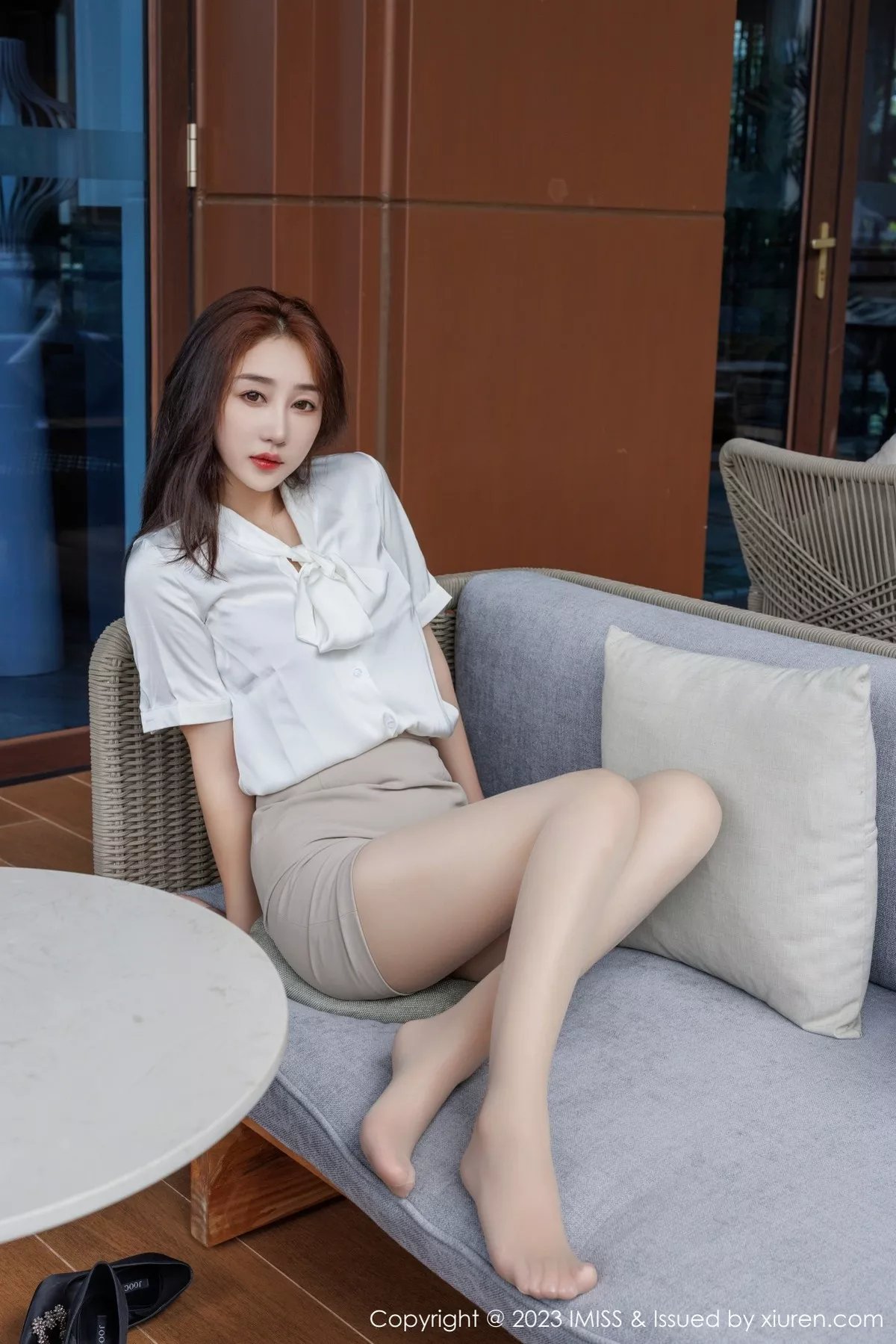 秀人集.com_[IMISS爱蜜社]Vol.735_模特九月生灰色职业装露性感红色蕾丝内衣秀完美身材诱惑写真57P