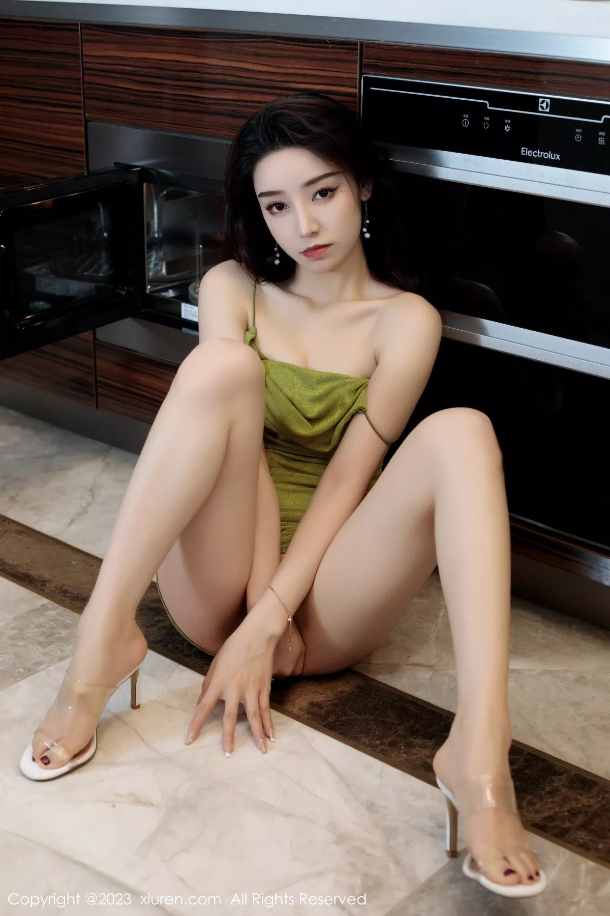 秀人集.com_[XiuRen秀人网]No.7011_模特苏曼兮浅色吊带长裙+粉色蕾丝情趣睡裙秀完美身材诱惑写真72P