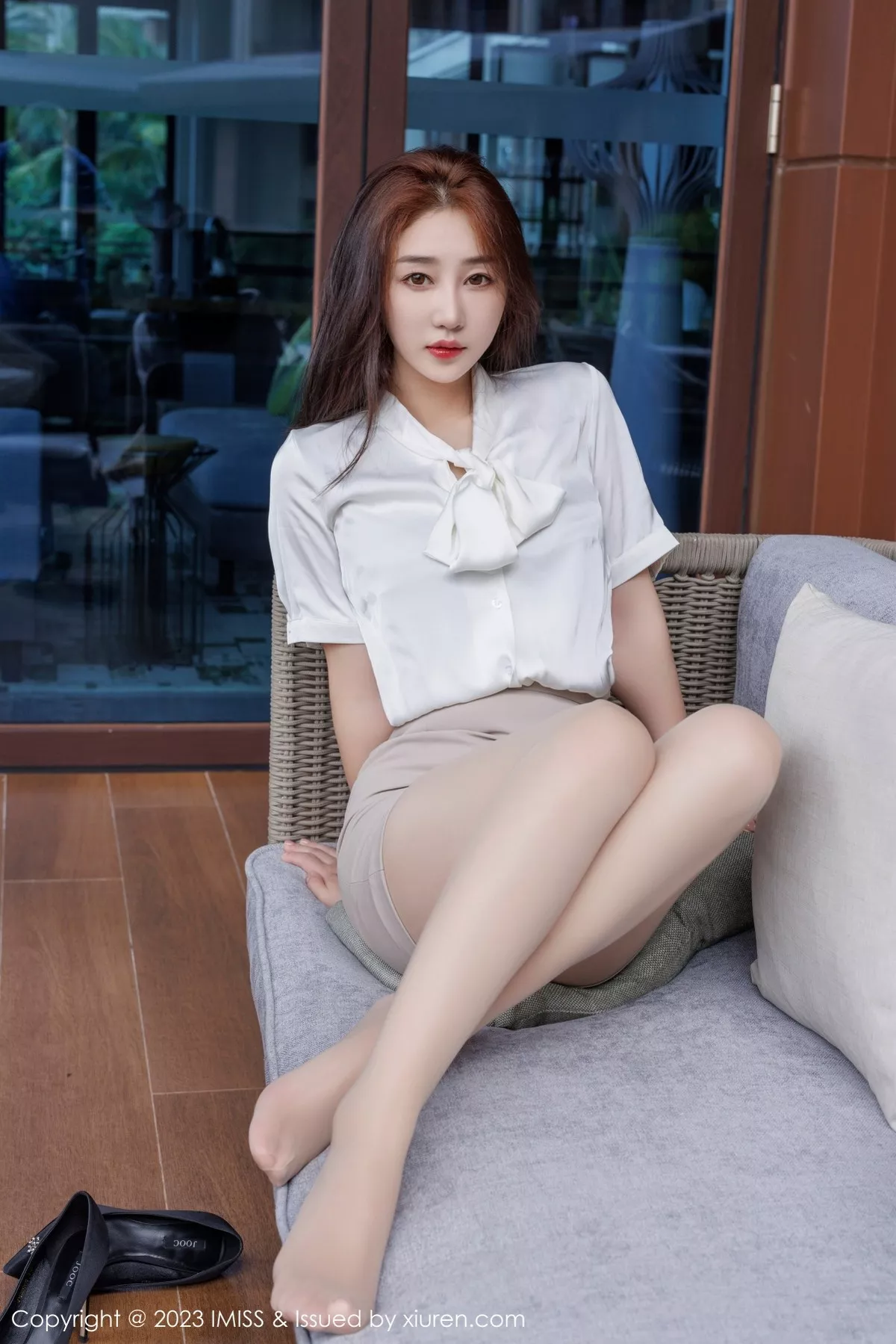 秀人集.com_[IMISS爱蜜社]Vol.735_模特九月生灰色职业装露性感红色蕾丝内衣秀完美身材诱惑写真57P