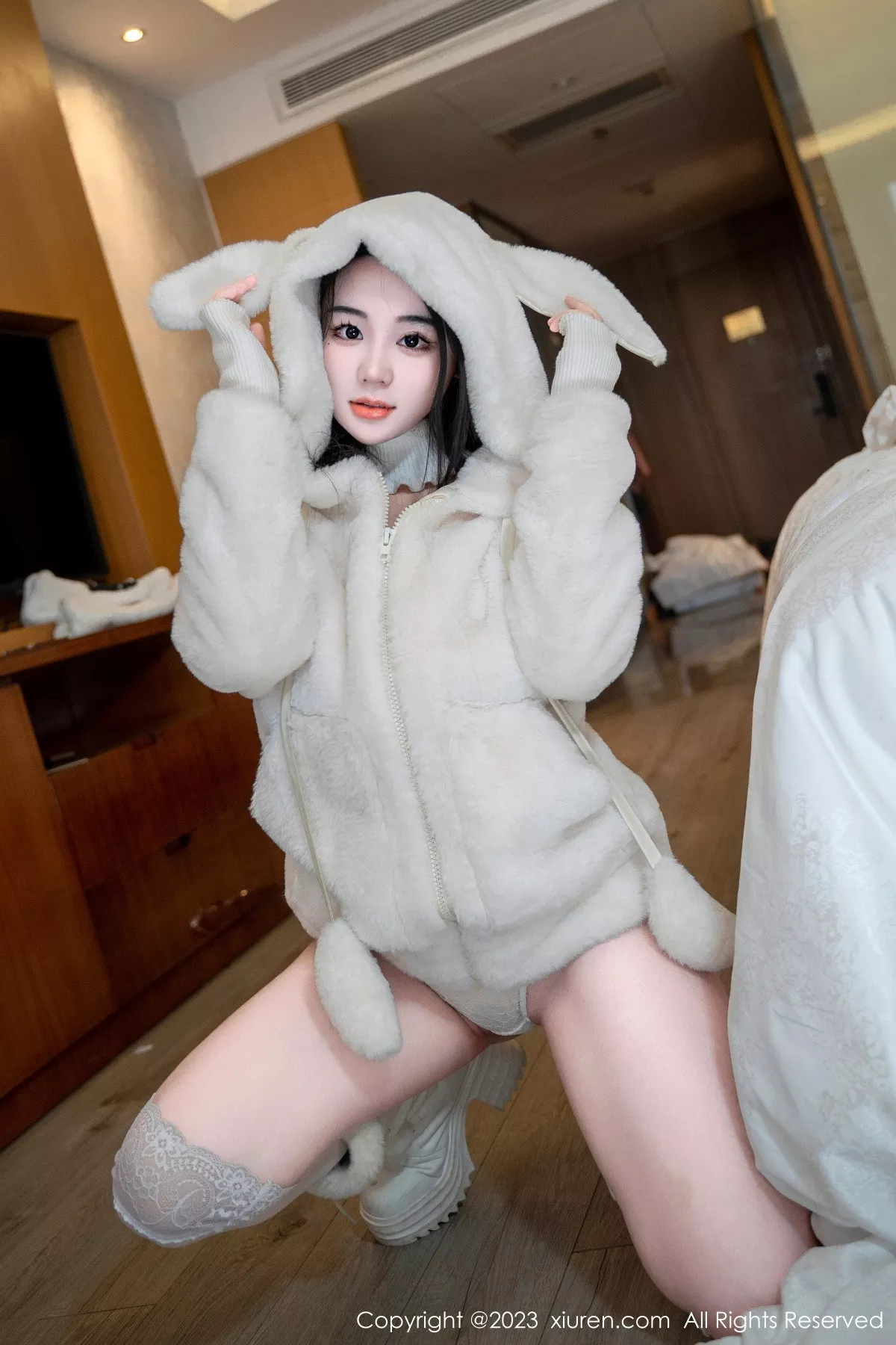 秀人集.com_[XiuRen秀人网]No.7018_模特汐汐爱吃草莓白色毛绒外衣露性感白灰蕾丝内衣撩人诱惑写真68P