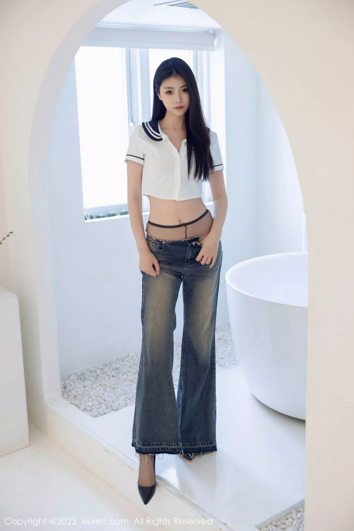 秀人集.com_[XiuRen秀人网]No.7027_模特可乐Vicky白色上衣配牛仔裤露超薄黑丝秀曼妙身姿诱惑写真82P