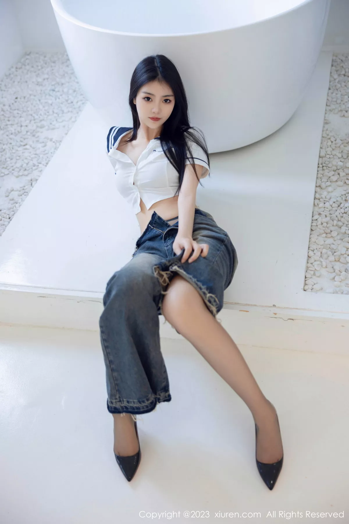 秀人集.com_[XiuRen秀人网]No.7027_模特可乐Vicky白色上衣配牛仔裤露超薄黑丝秀曼妙身姿诱惑写真82P