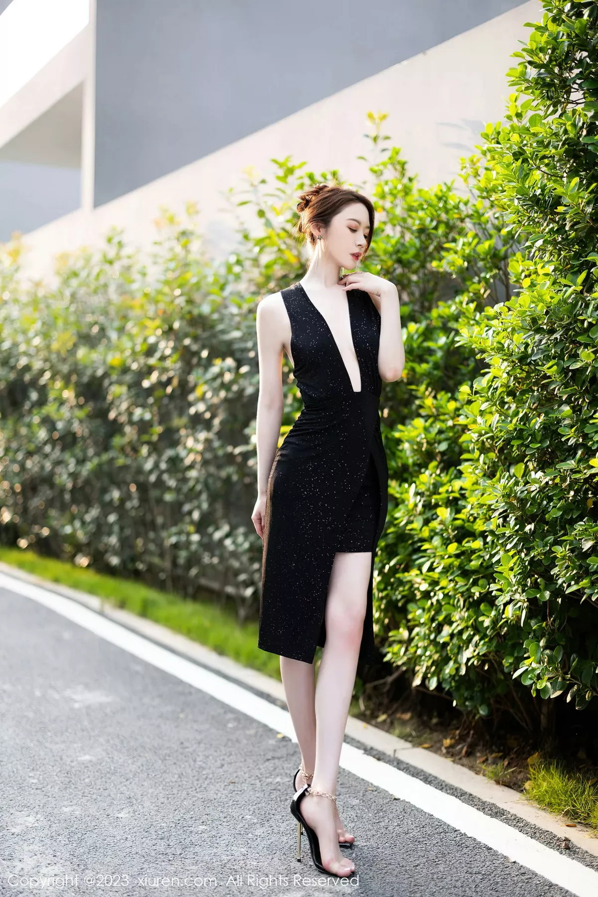 秀人集.com_[XiuRen秀人网]No.7031_模特梦心玥脱黑色长裙露性感白色比基尼服秀曼妙身姿诱惑写真85P