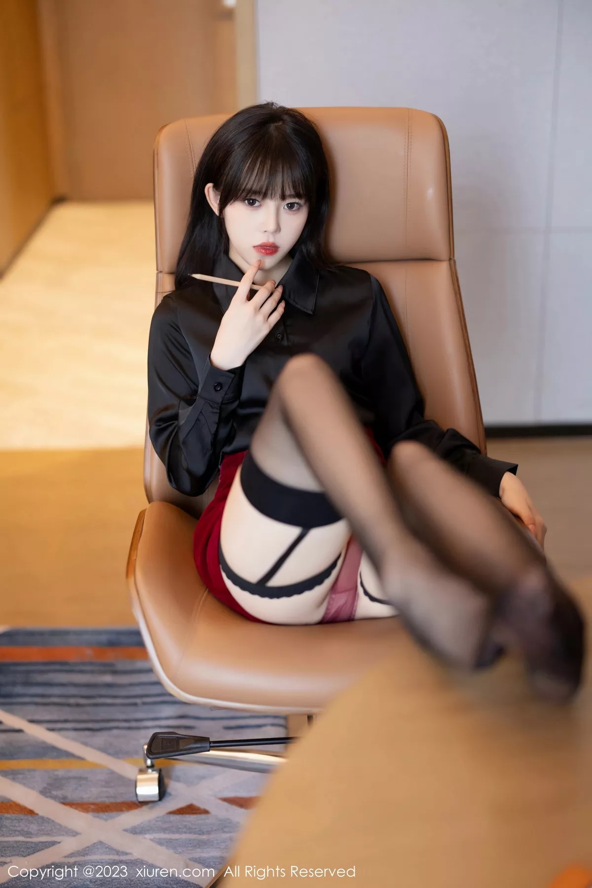 秀人集.com_[XiaoYu画语界]Vol.1063_模特奶瓶黑色衬衫配红色短裙露红色蕾丝内衣黑丝吊袜魅惑写真81P