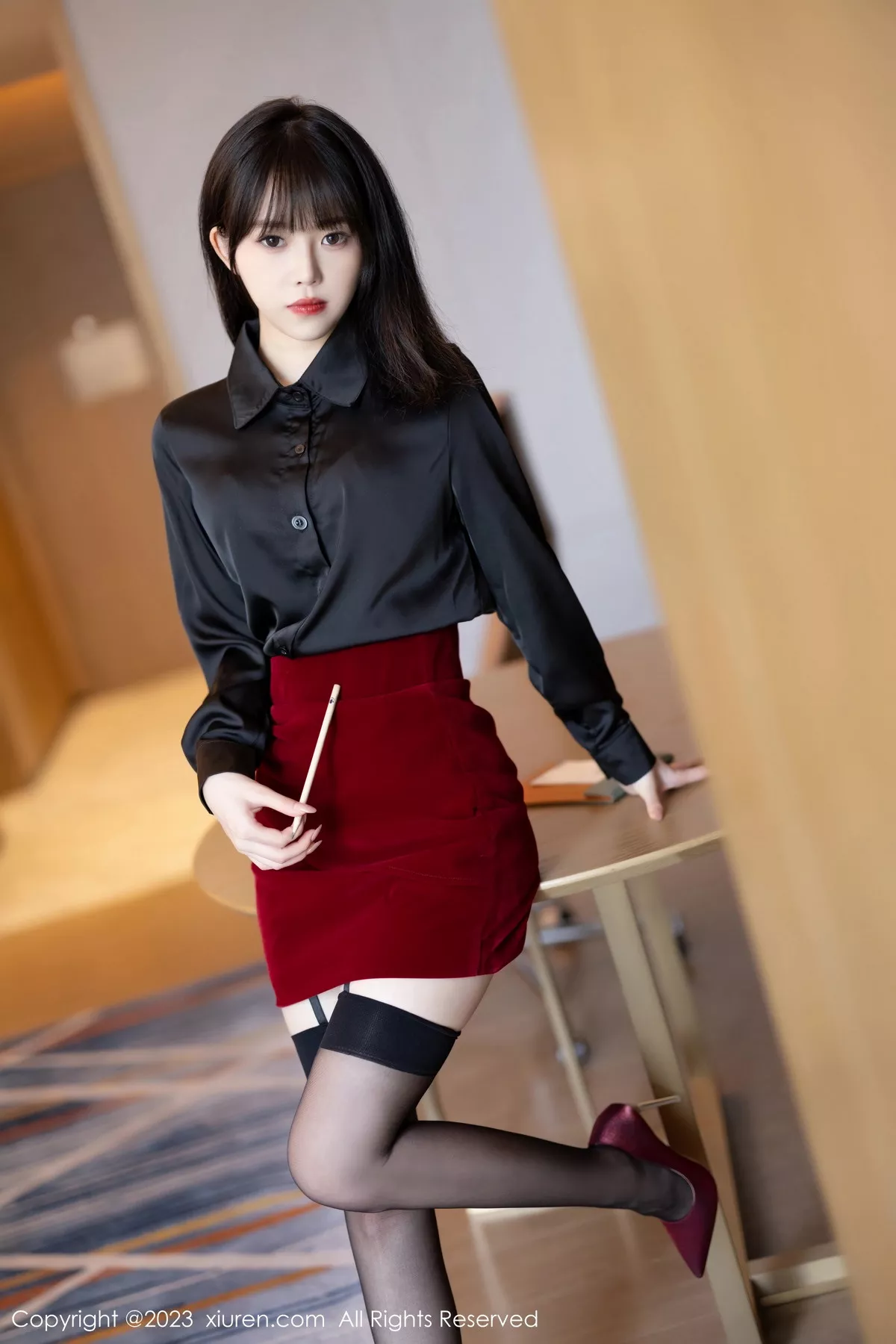 秀人集.com_[XiaoYu画语界]Vol.1063_模特奶瓶黑色衬衫配红色短裙露红色蕾丝内衣黑丝吊袜魅惑写真81P