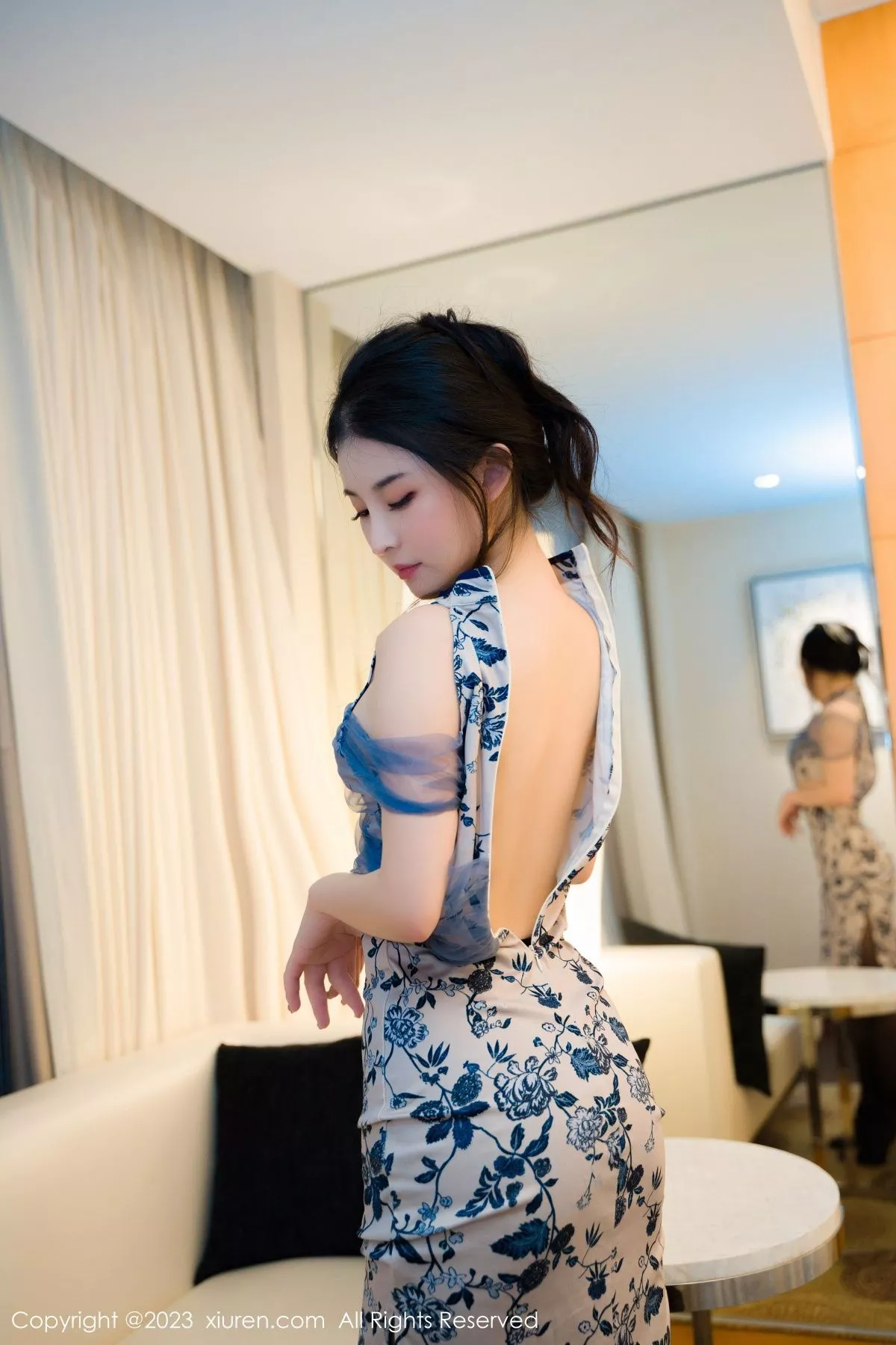 秀人集.com_[XiuRen秀人网]No.7024_模特柒喜小baby性感蓝色图案旗袍配超薄无内黑丝秀翘臀诱惑写真44P