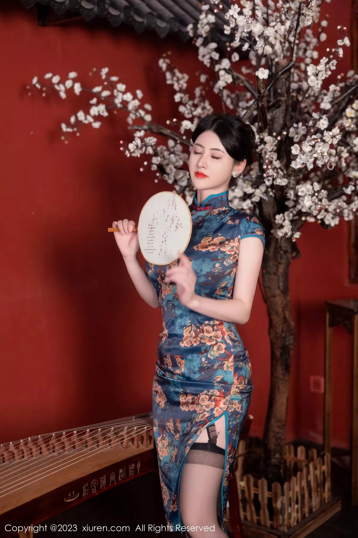 秀人集.com_[XiuRen秀人网]No.7051_模特诗诗kiki脱蓝色图纹旗袍露黑色蕾丝内衣配黑丝吊袜诱惑写真82P