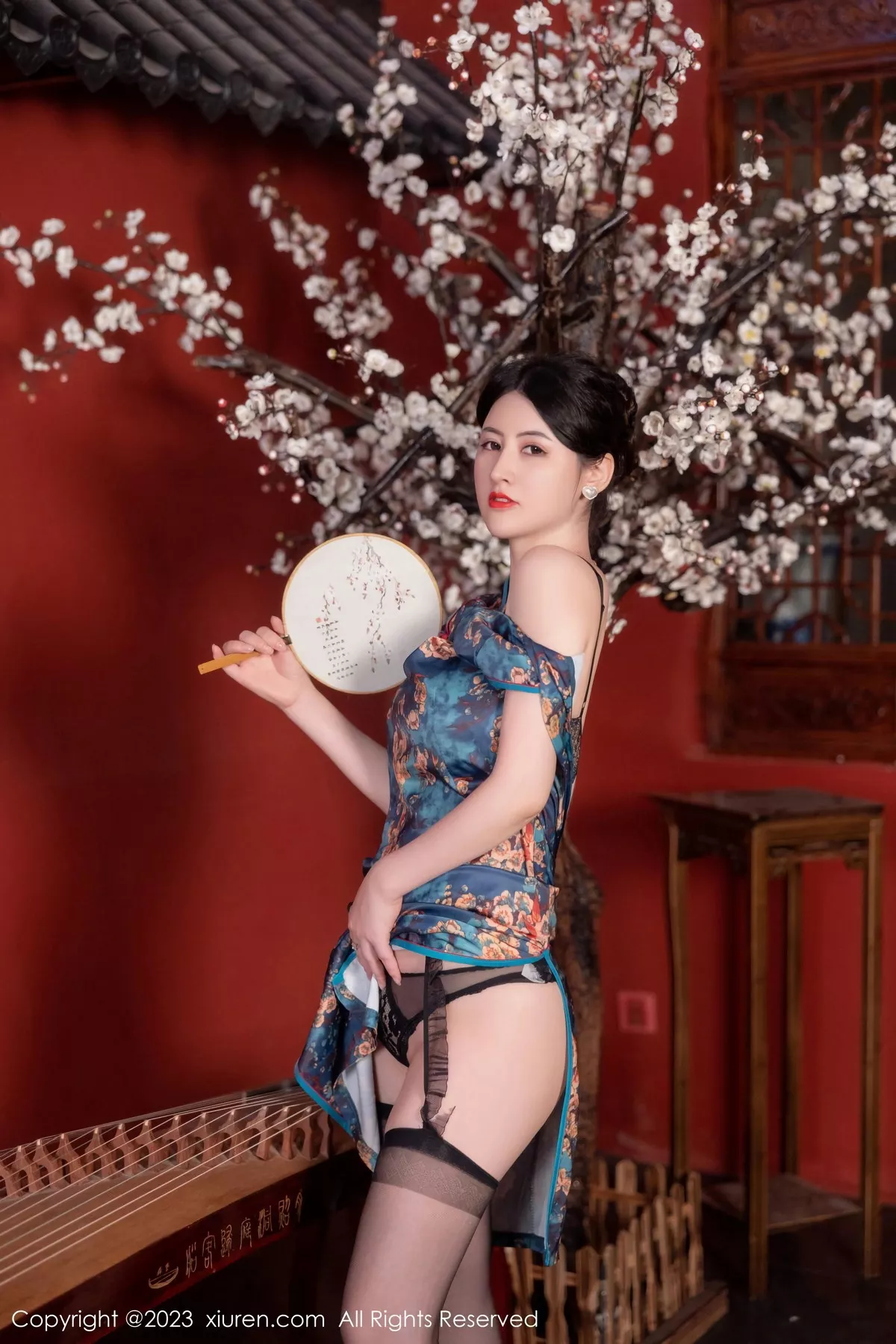 秀人集.com_[XiuRen秀人网]No.7051_模特诗诗kiki脱蓝色图纹旗袍露黑色蕾丝内衣配黑丝吊袜诱惑写真82P