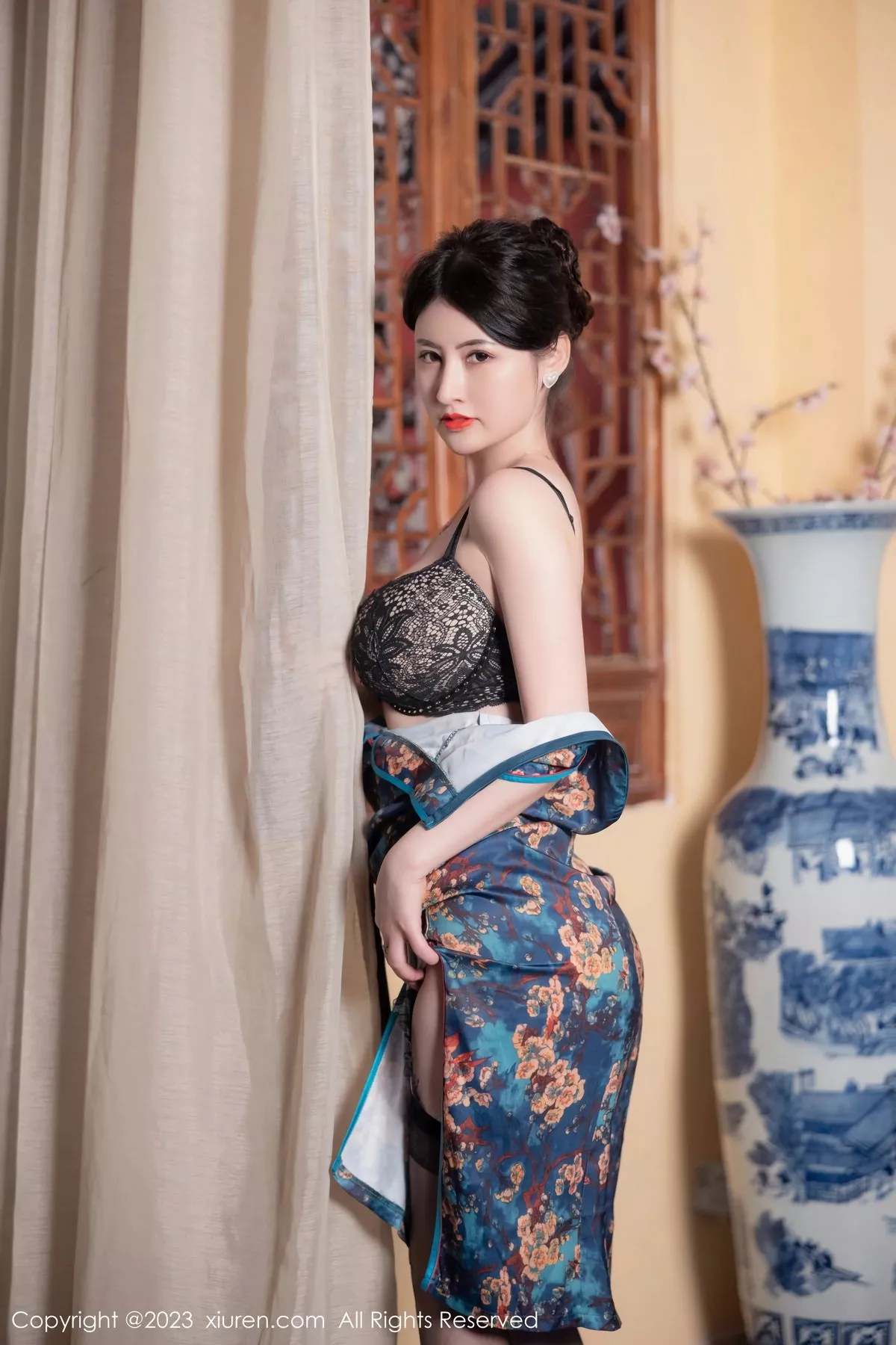 秀人集.com_[XiuRen秀人网]No.7051_模特诗诗kiki脱蓝色图纹旗袍露黑色蕾丝内衣配黑丝吊袜诱惑写真82P