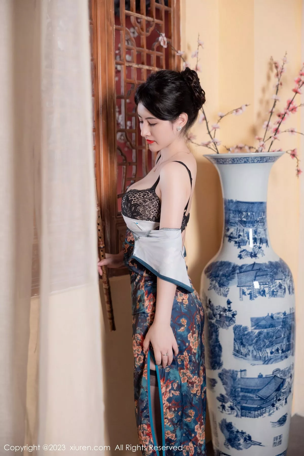 秀人集.com_[XiuRen秀人网]No.7051_模特诗诗kiki脱蓝色图纹旗袍露黑色蕾丝内衣配黑丝吊袜诱惑写真82P