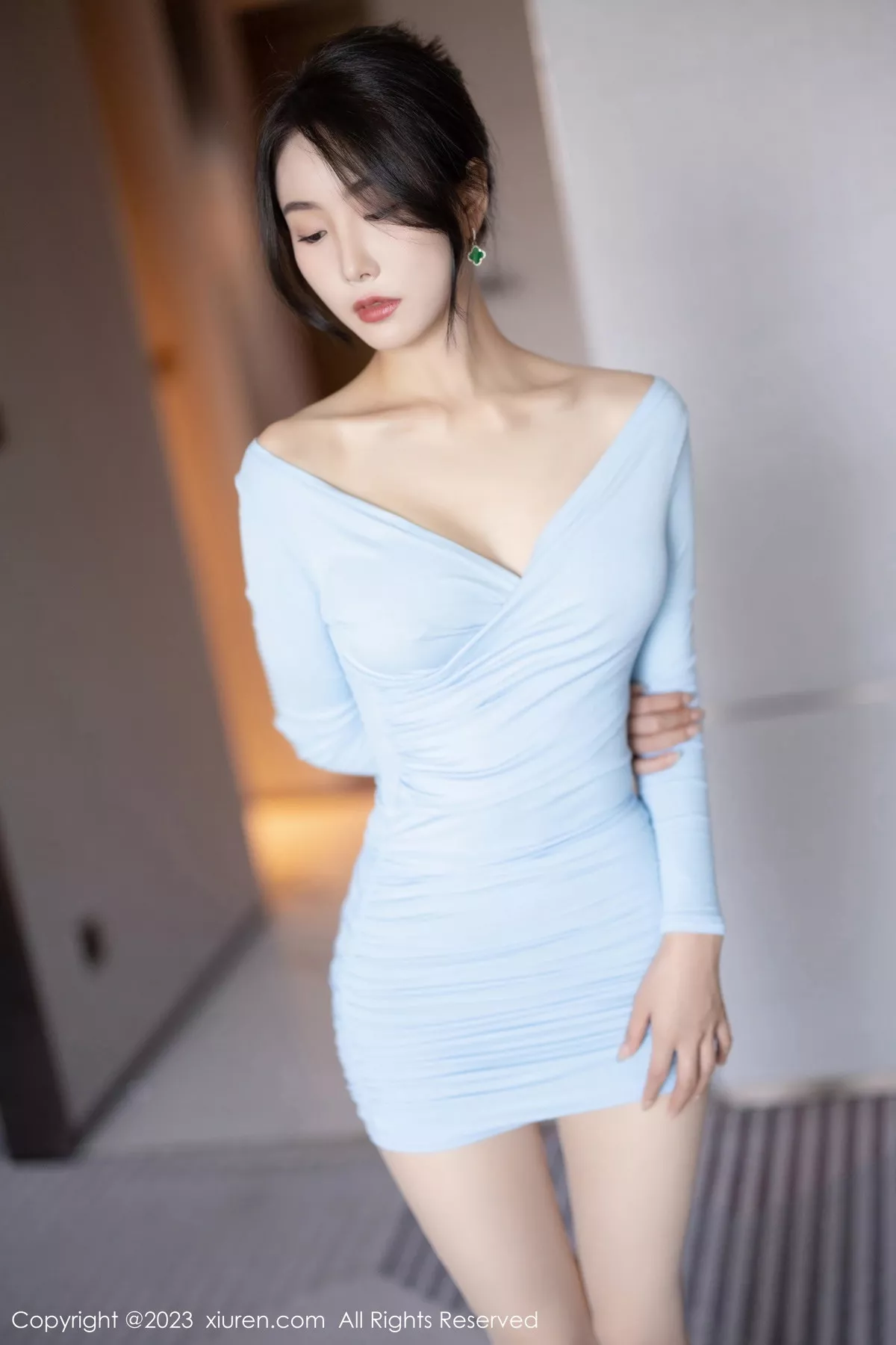 秀人集.com_[XiuRen秀人网]No.7053_模特苏苏阿淡蓝连衣短裙配超薄肉丝+白色高开叉服迷人诱惑写真87P
