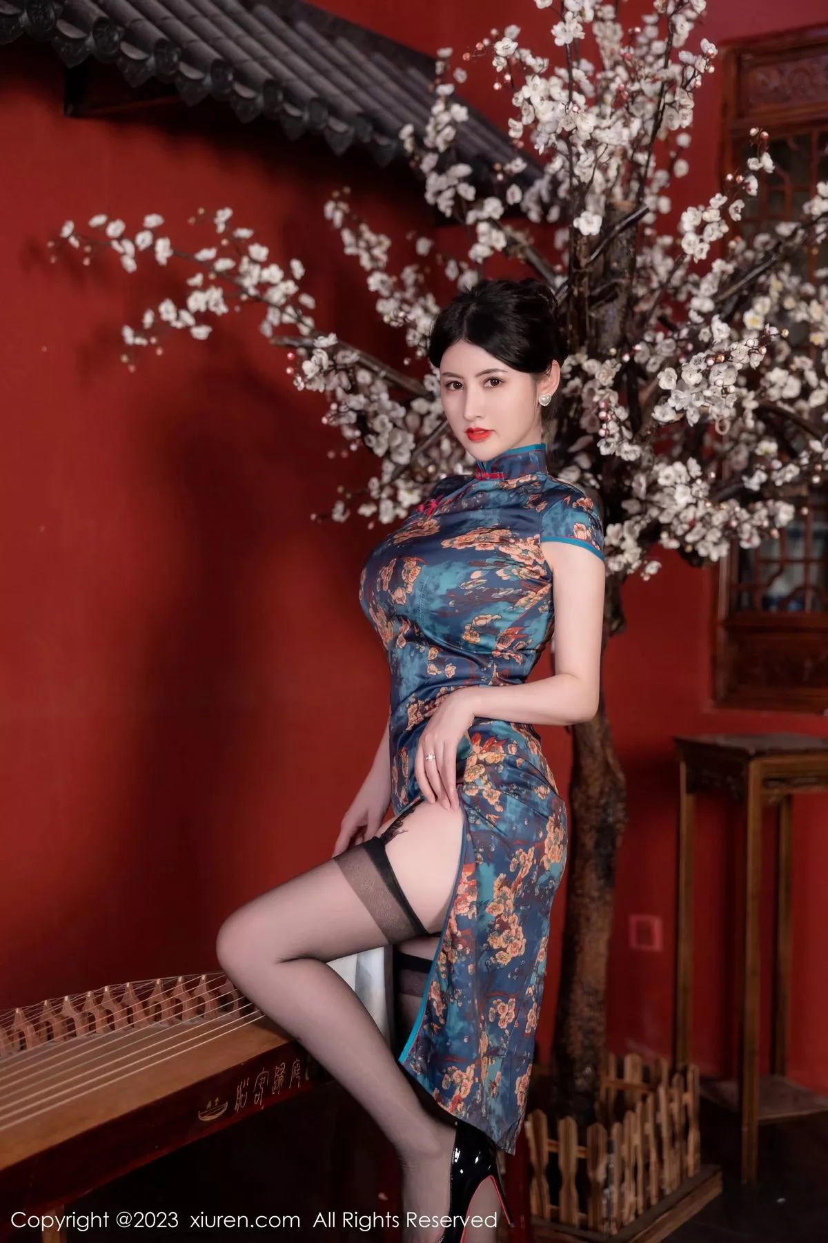 秀人集.com_[XiuRen秀人网]No.7051_模特诗诗kiki脱蓝色图纹旗袍露黑色蕾丝内衣配黑丝吊袜诱惑写真82P