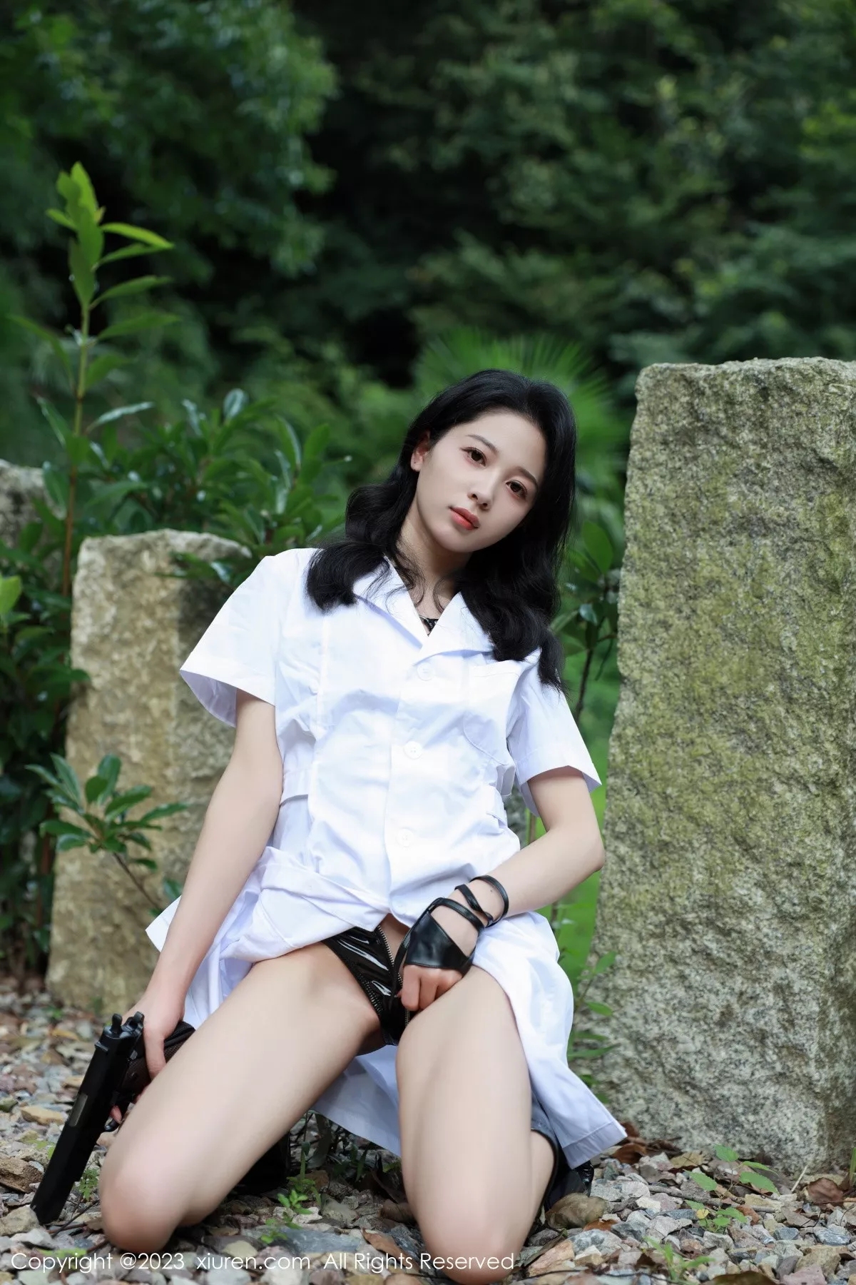 秀人集.com_[XiuRen秀人网]No.7061_模特糖豆sisi户外脱白色外衣露黑色皮质情趣战衣惹火诱惑写真54P