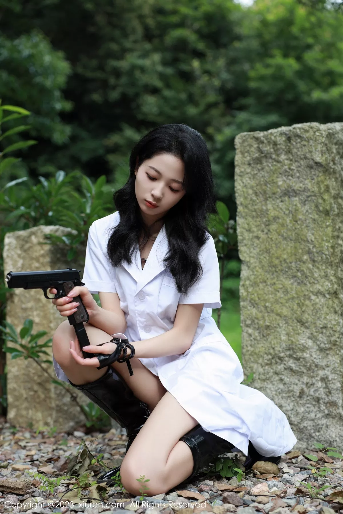 秀人集.com_[XiuRen秀人网]No.7061_模特糖豆sisi户外脱白色外衣露黑色皮质情趣战衣惹火诱惑写真54P