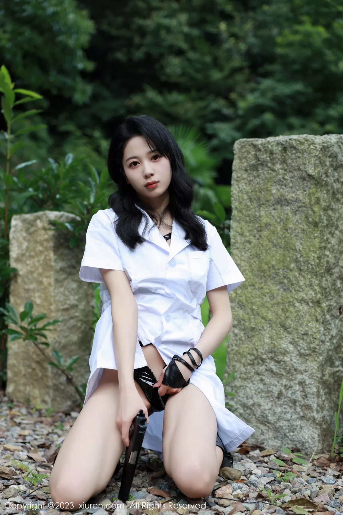 秀人集.com_[XiuRen秀人网]No.7061_模特糖豆sisi户外脱白色外衣露黑色皮质情趣战衣惹火诱惑写真54P