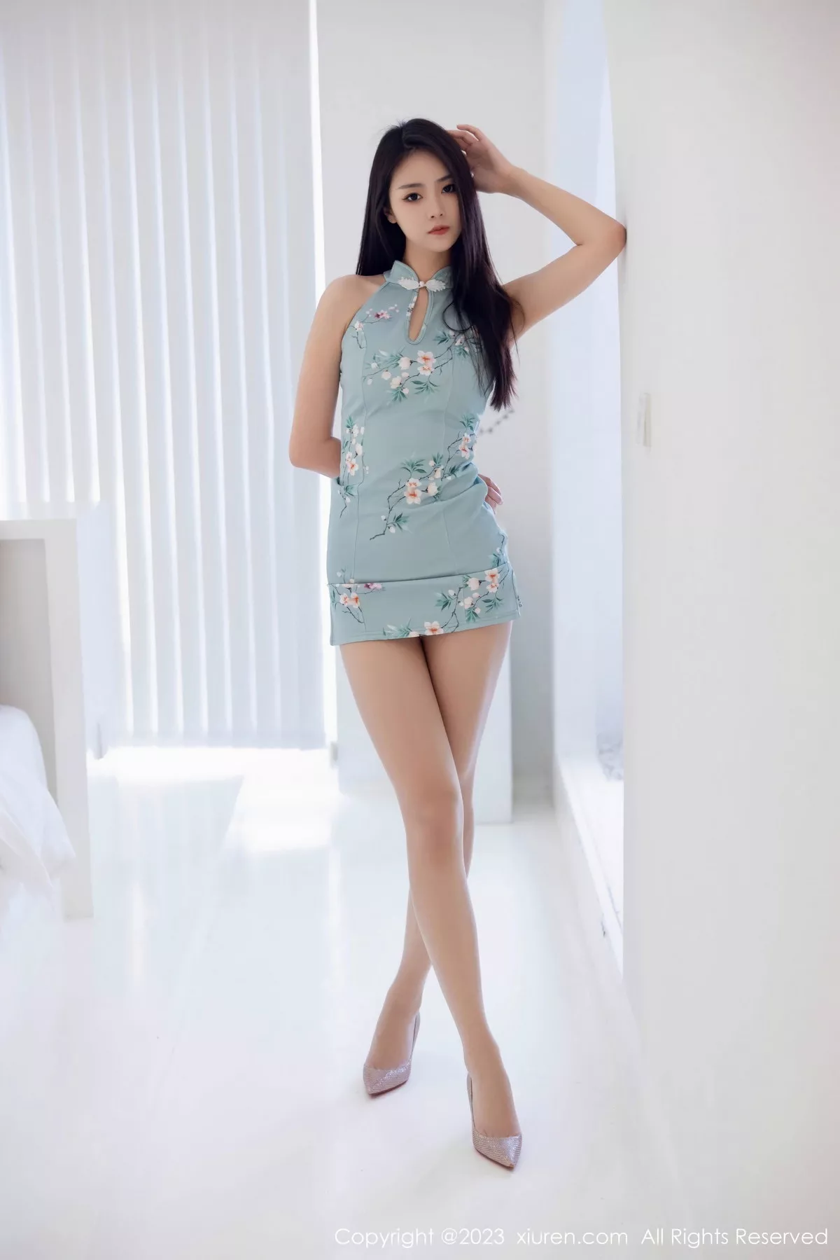 秀人集.com_[XiuRen秀人网]No.7067_模特可乐Vicky性感淡蓝色短款旗袍配超薄肉丝秀翘臀诱惑写真103P