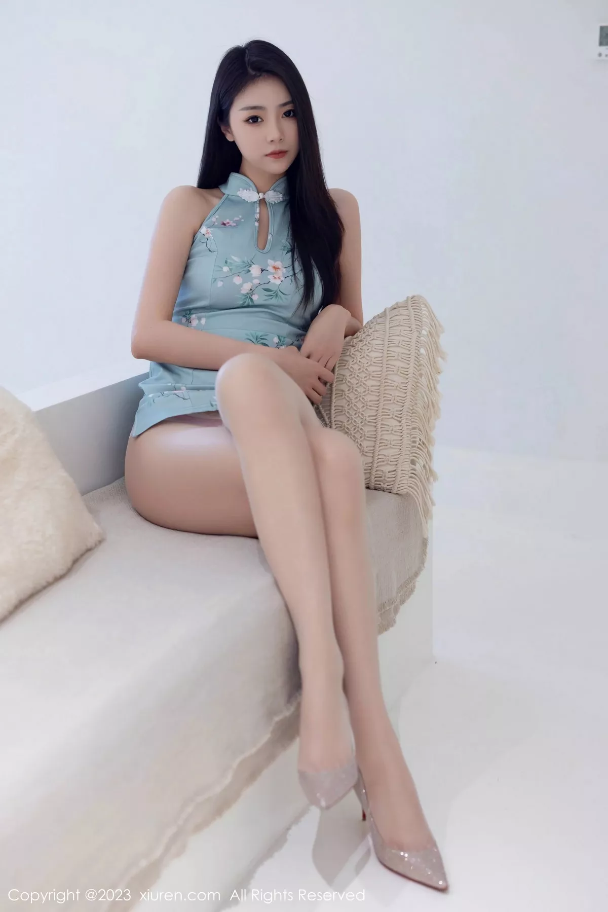 秀人集.com_[XiuRen秀人网]No.7067_模特可乐Vicky性感淡蓝色短款旗袍配超薄肉丝秀翘臀诱惑写真103P