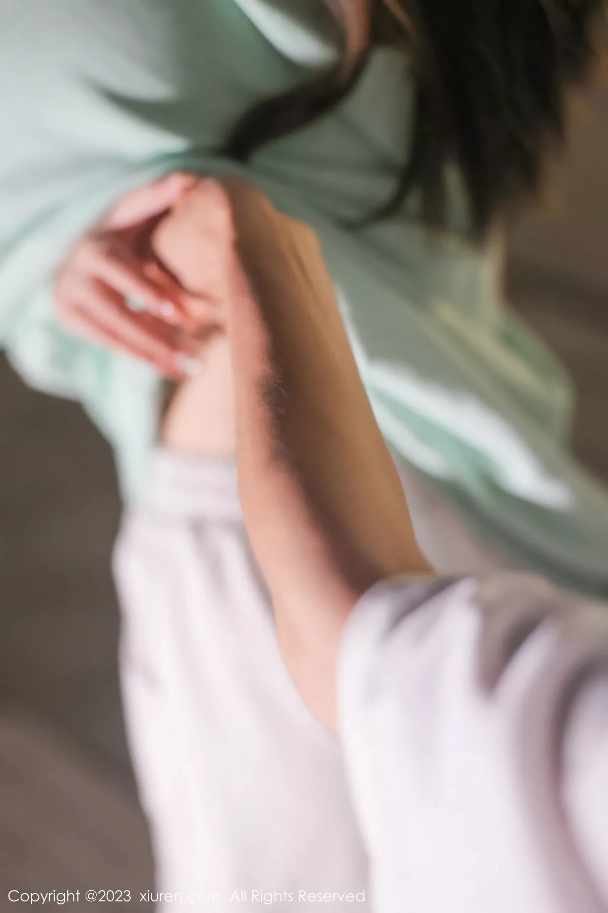 秀人集.com_[XiuRen秀人网]No.7072_模特江真真户外绿灰卫衣+性感蓝色蕾丝内衣秀完美身材诱惑写真80P