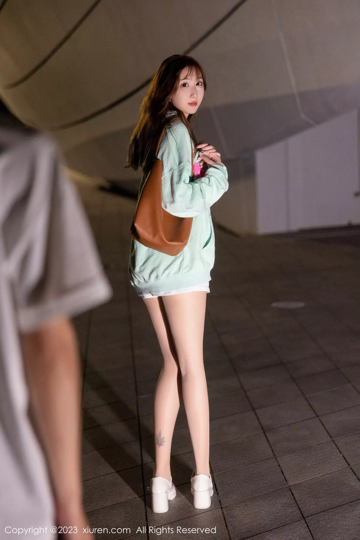 秀人集.com_[XiuRen秀人网]No.7072_模特江真真户外绿灰卫衣+性感蓝色蕾丝内衣秀完美身材诱惑写真80P