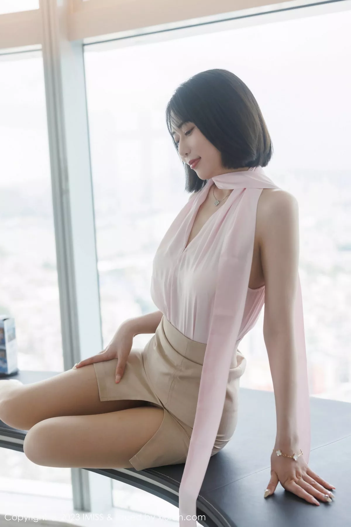 秀人集.com_[IMISS爱蜜社]Vol.736_模特瑞妤性感粉色衣配杏色短裙露超薄肉丝秀曼妙身姿诱惑写真51P