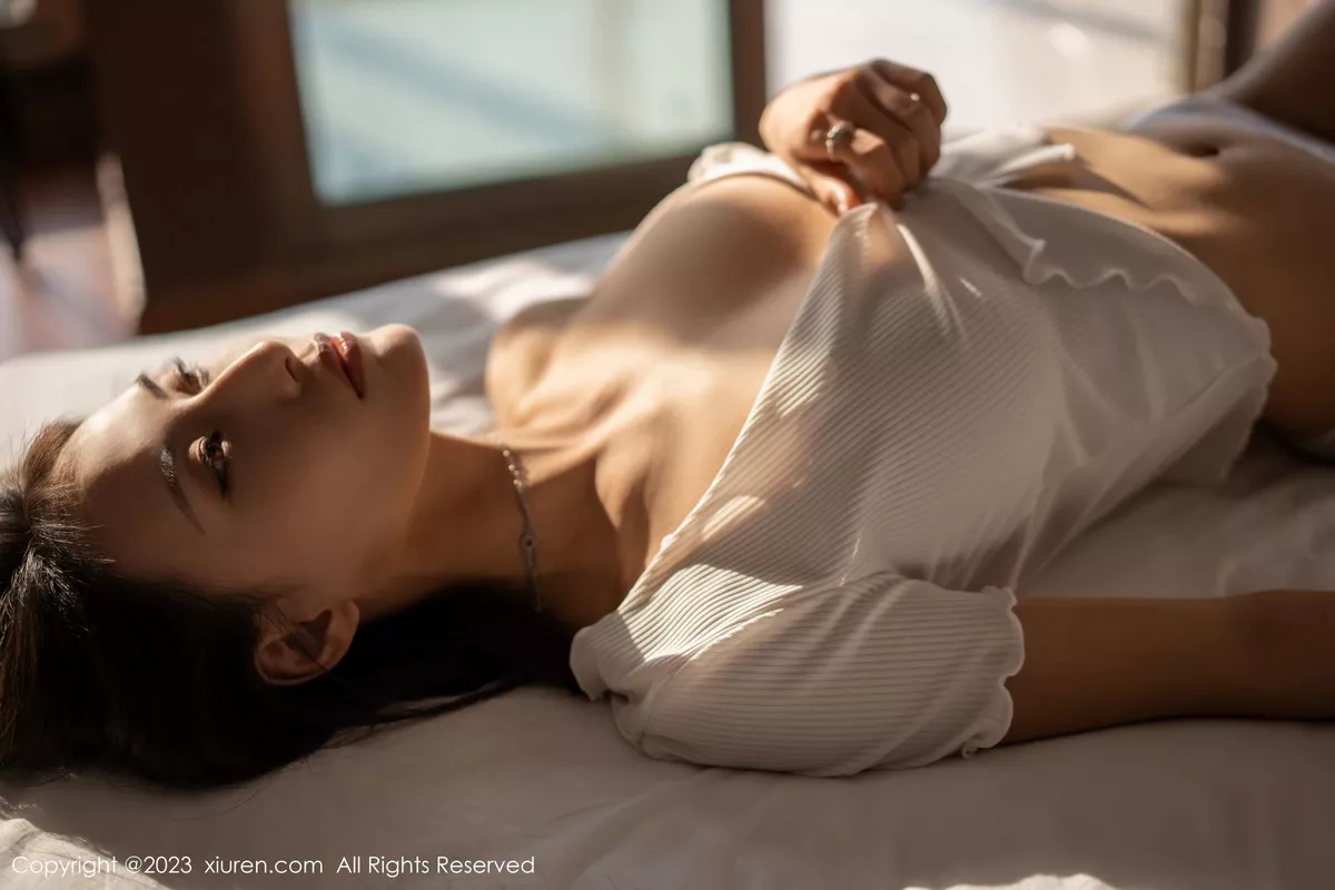 秀人集.com_[XiuRen秀人网]No.7088_模特Lingyu69性感白色服饰配白色内裤秀惹火身段迷人诱惑写真82P