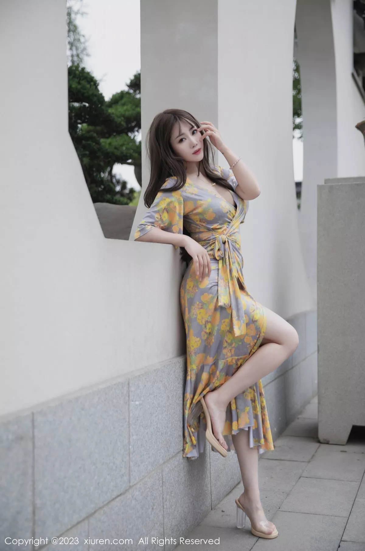 秀人集.com_[XiuRen秀人网]No.6949_模特严利娅Yuliya性感黄灰色睡裙半撩秀翘臀美腿惹火诱惑写真84P