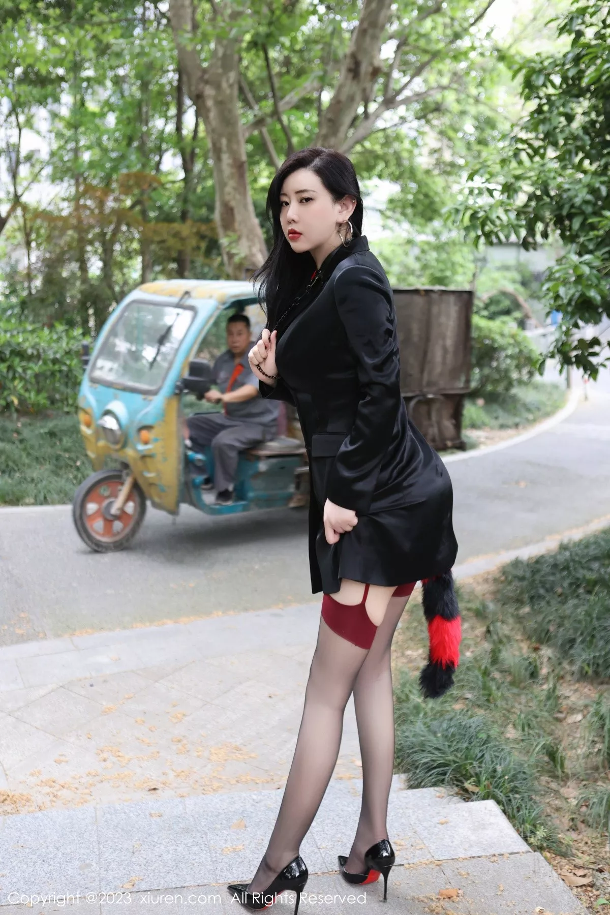 秀人集.com_[XiuRen秀人网]No.6950_模特王婉悠Queen户外脱黑色外衣露情趣服秀豪乳遮点诱惑写真83P