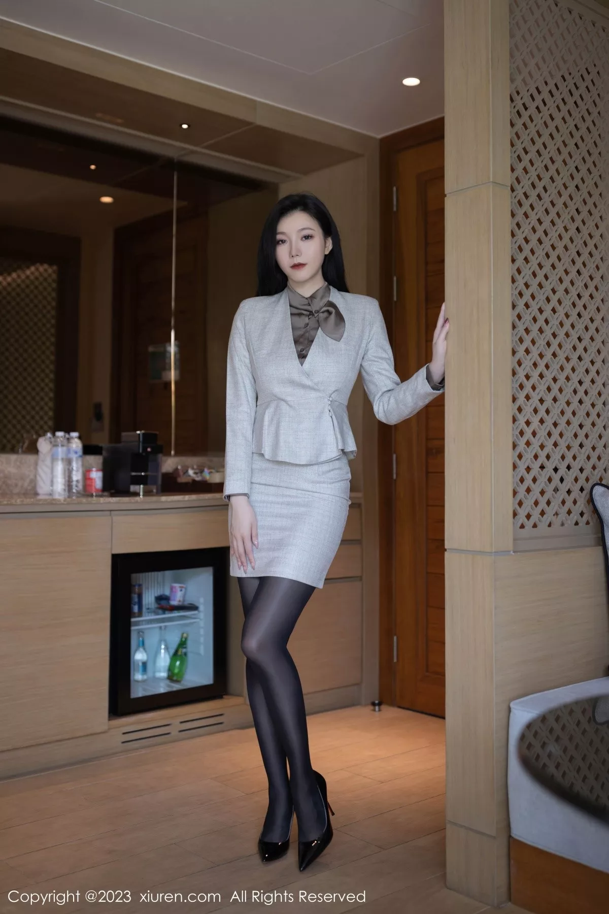 秀人集.com_[XiuRen秀人网]No.6951_模特安然anran灰色职业Ol装露红色蕾丝内衣秀曼妙身姿诱惑写真79P