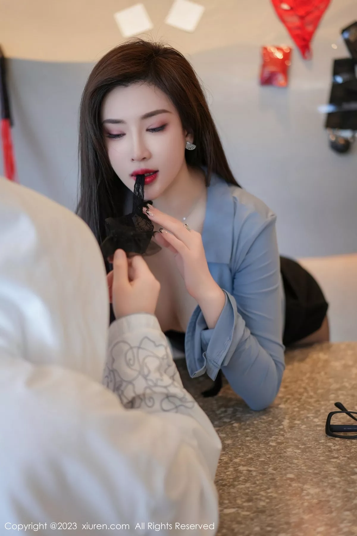 秀人集.com_[XiuRen秀人网]No.7095_女神Carol周妍希蓝衬衫配黑短裙露开档黑丝秀翘臀美腿诱惑写真76P