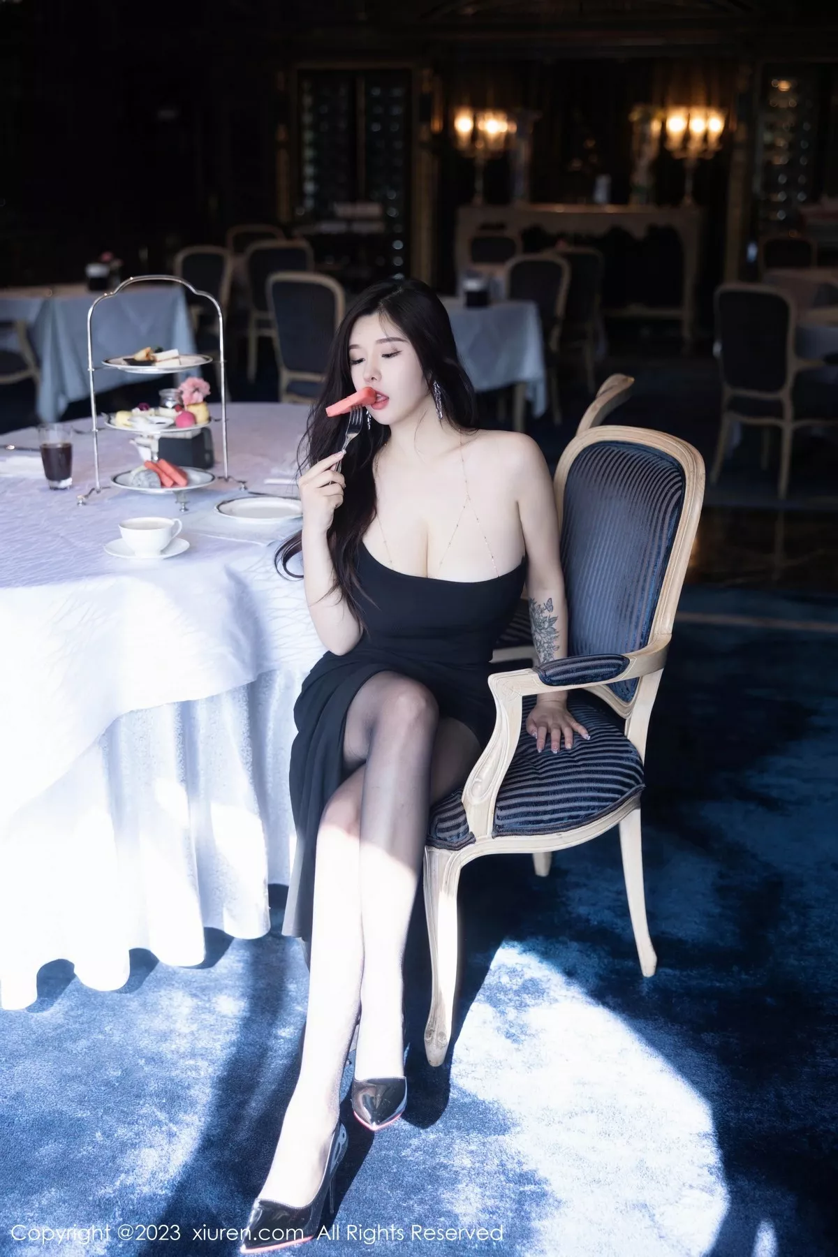 秀人集.com_[XiuRen秀人网]No.6973_模特周思乔Betty性感黑色露肩短裙半脱秀豪乳遮点极致诱惑写真80P