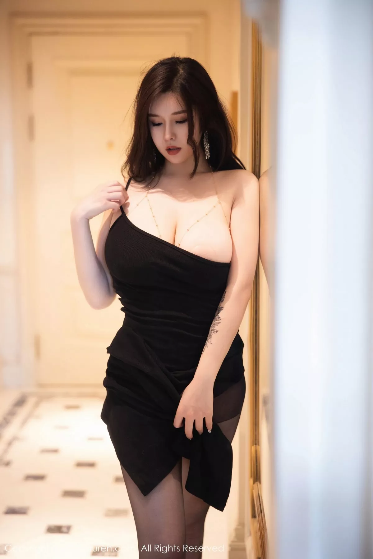 秀人集.com_[XiuRen秀人网]No.6973_模特周思乔Betty性感黑色露肩短裙半脱秀豪乳遮点极致诱惑写真80P