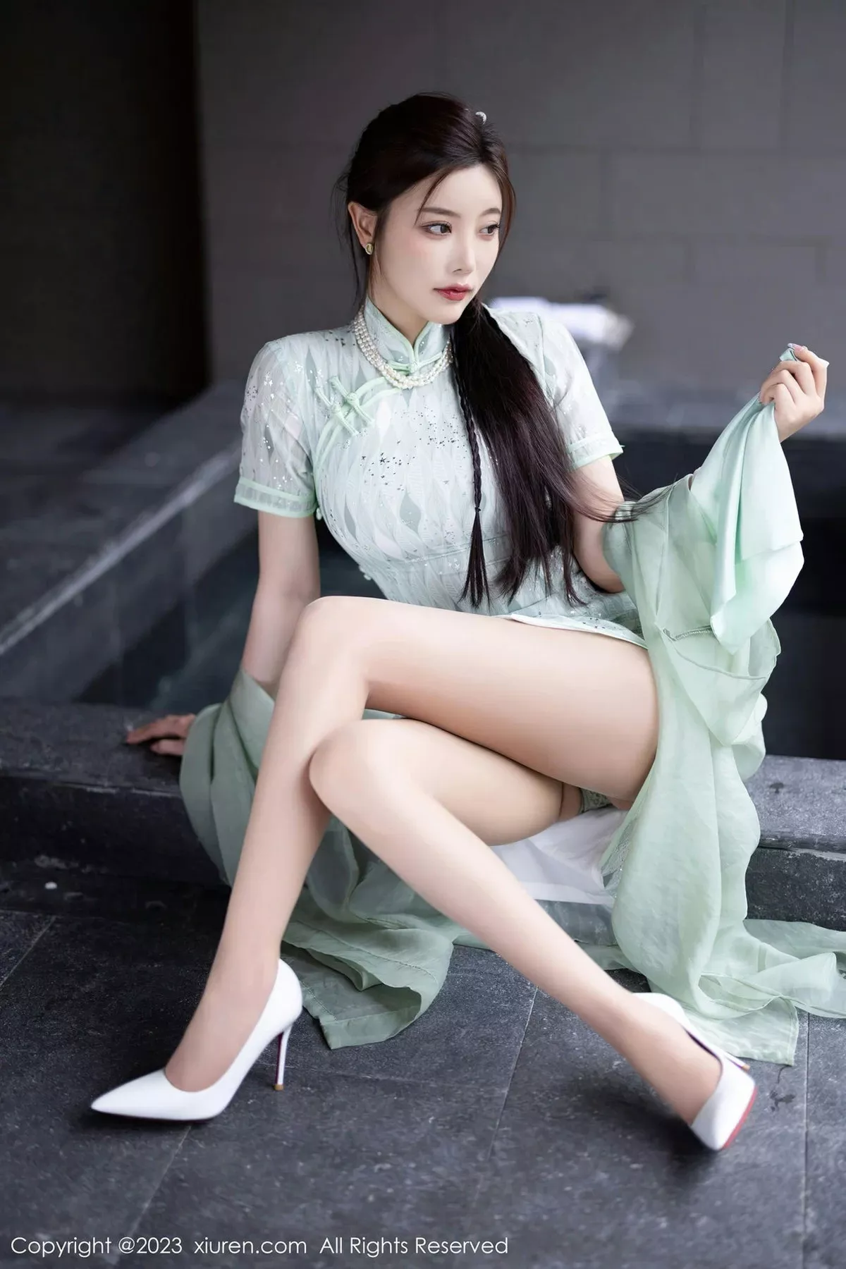 秀人集.com_[XiuRen秀人网]No.6983_女神杨晨晨Yome性感淡绿旗袍服配原色丝袜秀丰腴身材诱惑写真84P