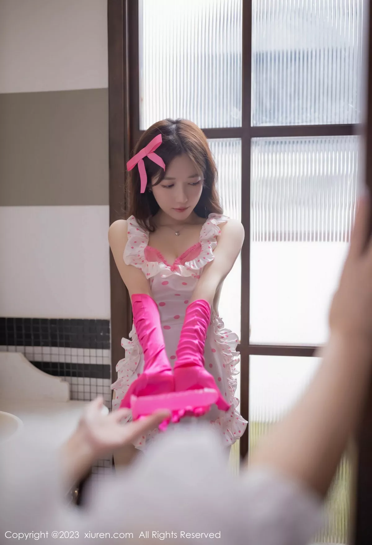 秀人集.com_[XiuRen秀人网]No.7158_模特鱼子酱Fish性感粉白色女仆装配粉丝袜秀曼妙身姿诱惑写真80P