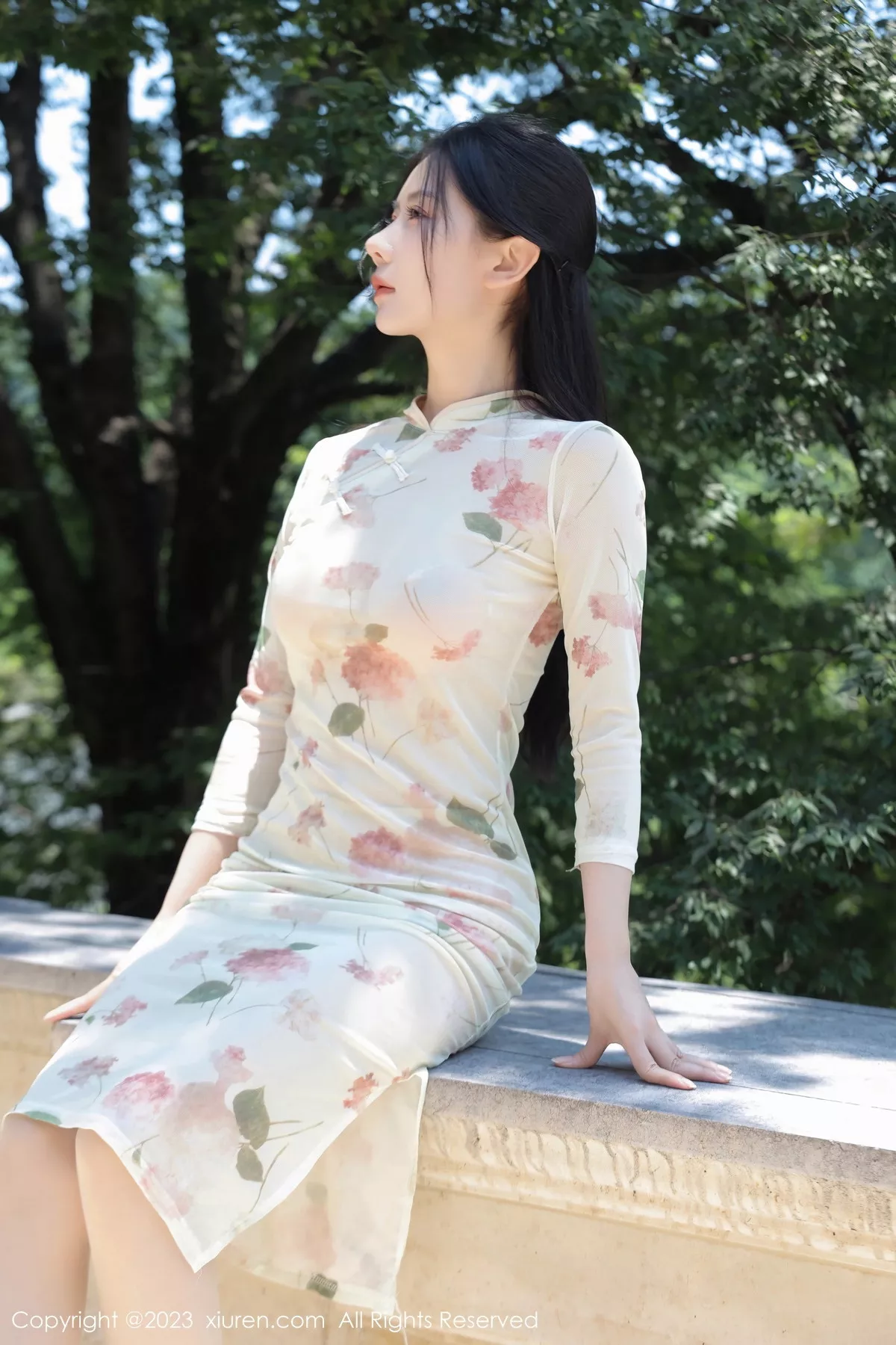 秀人集.com_[XiuRen秀人网]No.7168_模特尹甜甜性感米色旗袍服配超薄无内肉丝秀完美身材诱惑写真46P