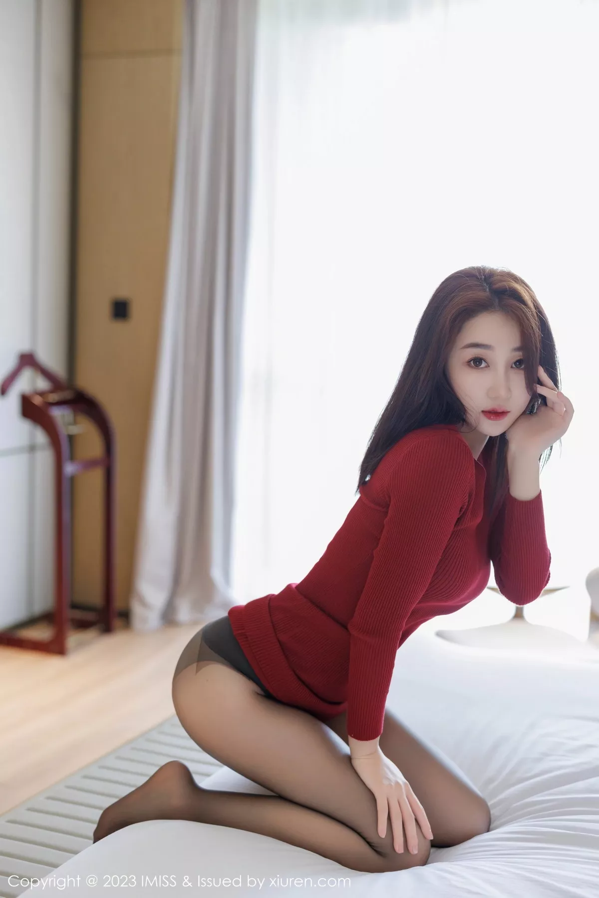 秀人集.com_[IMISS爱蜜社]Vol.738_模特九月生性感红色连衣裙露杏色内衣配超薄黑丝迷人诱惑写真45P