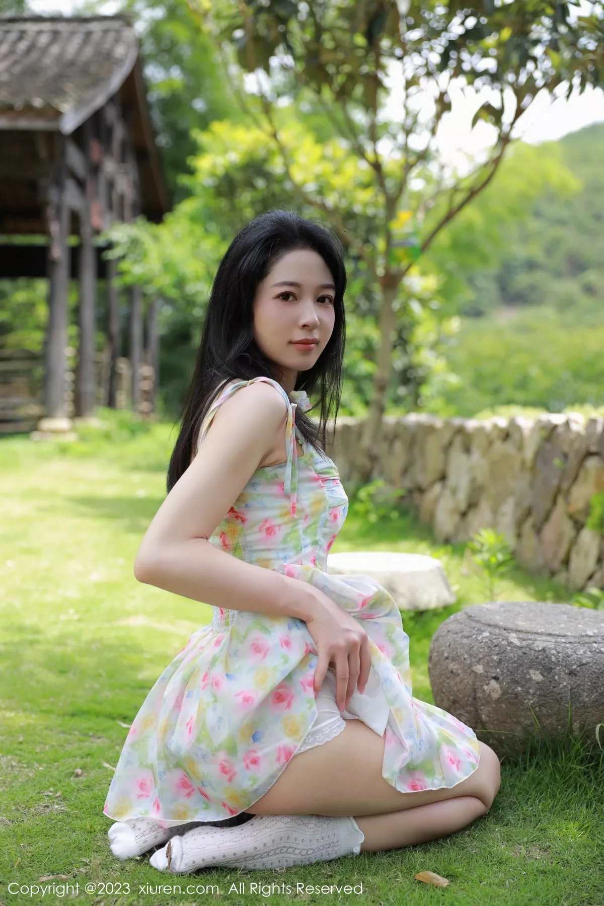 秀人集.com_[XiuRen秀人网]No.7169_模特糖豆sisi户外性感白色带图案碎花裙半撩秀翘臀美腿诱惑写真61P