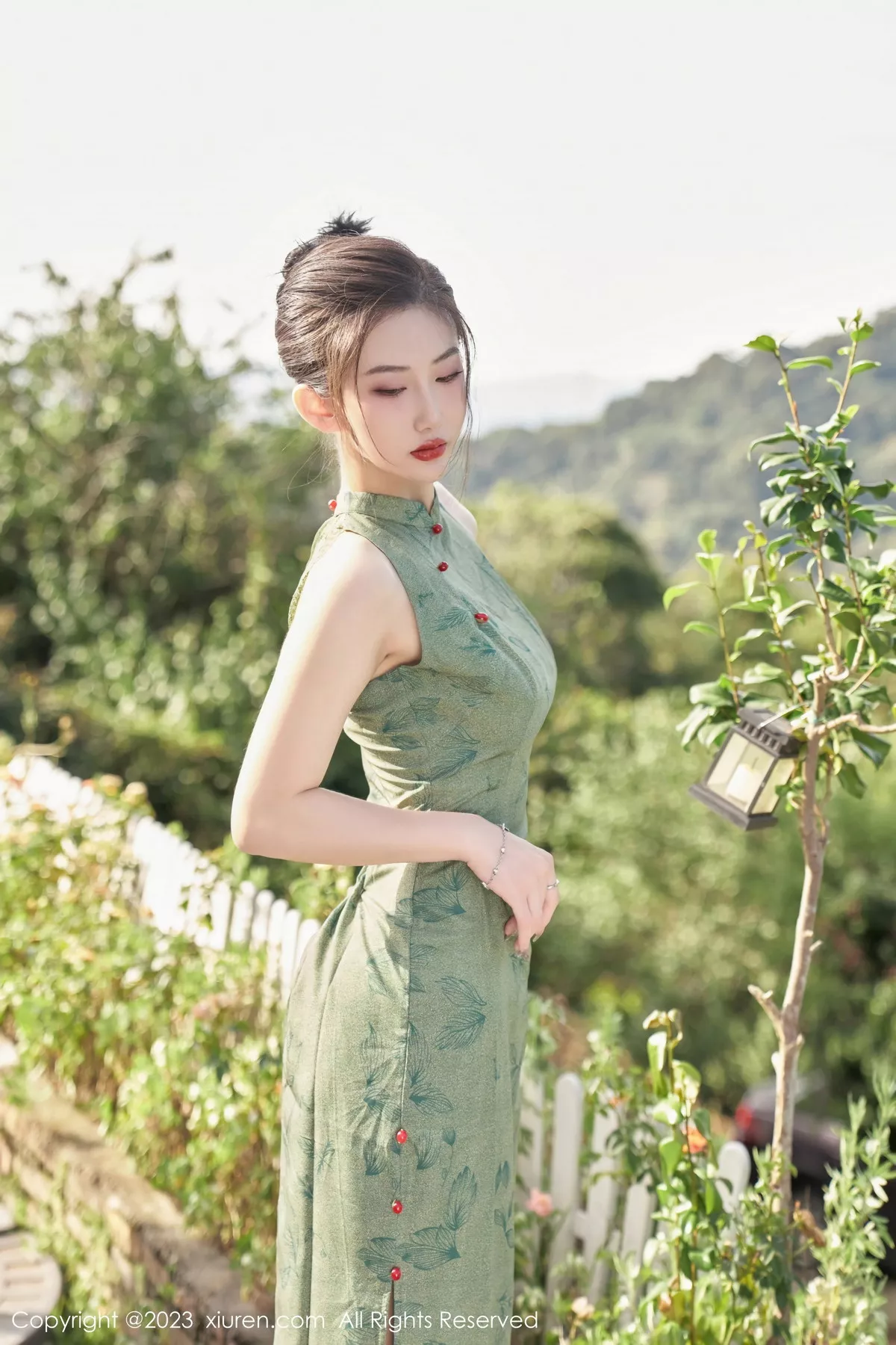 秀人集.com_[XiuRen秀人网]No.7181_模特沈青黛私房性感翠绿旗袍服饰半脱秀曼妙身姿撩人诱惑写真98P