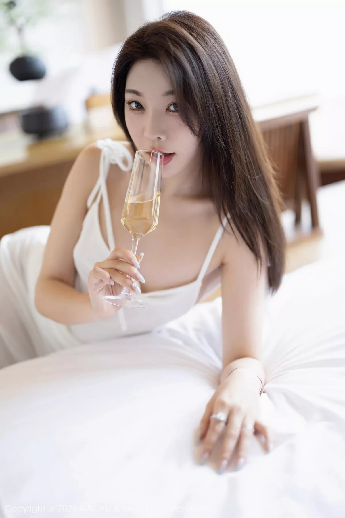 秀人集.com_[XiaoYu画语界]Vol.1084_女神徐莉芝Booty白色吊带长裙露果绿色内衣秀曼妙身姿诱惑写真86P