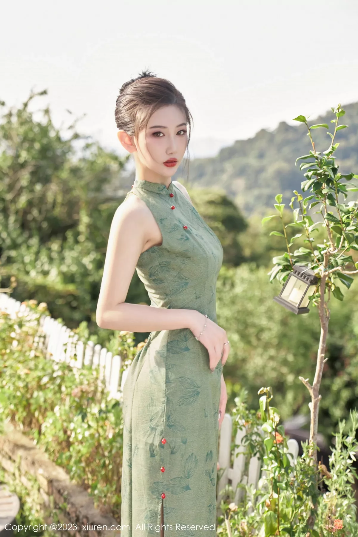 秀人集.com_[XiuRen秀人网]No.7181_模特沈青黛私房性感翠绿旗袍服饰半脱秀曼妙身姿撩人诱惑写真98P