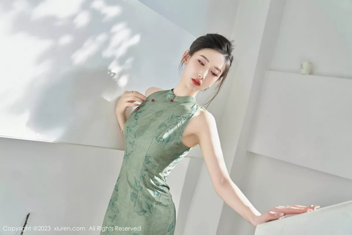 秀人集.com_[XiuRen秀人网]No.7181_模特沈青黛私房性感翠绿旗袍服饰半脱秀曼妙身姿撩人诱惑写真98P