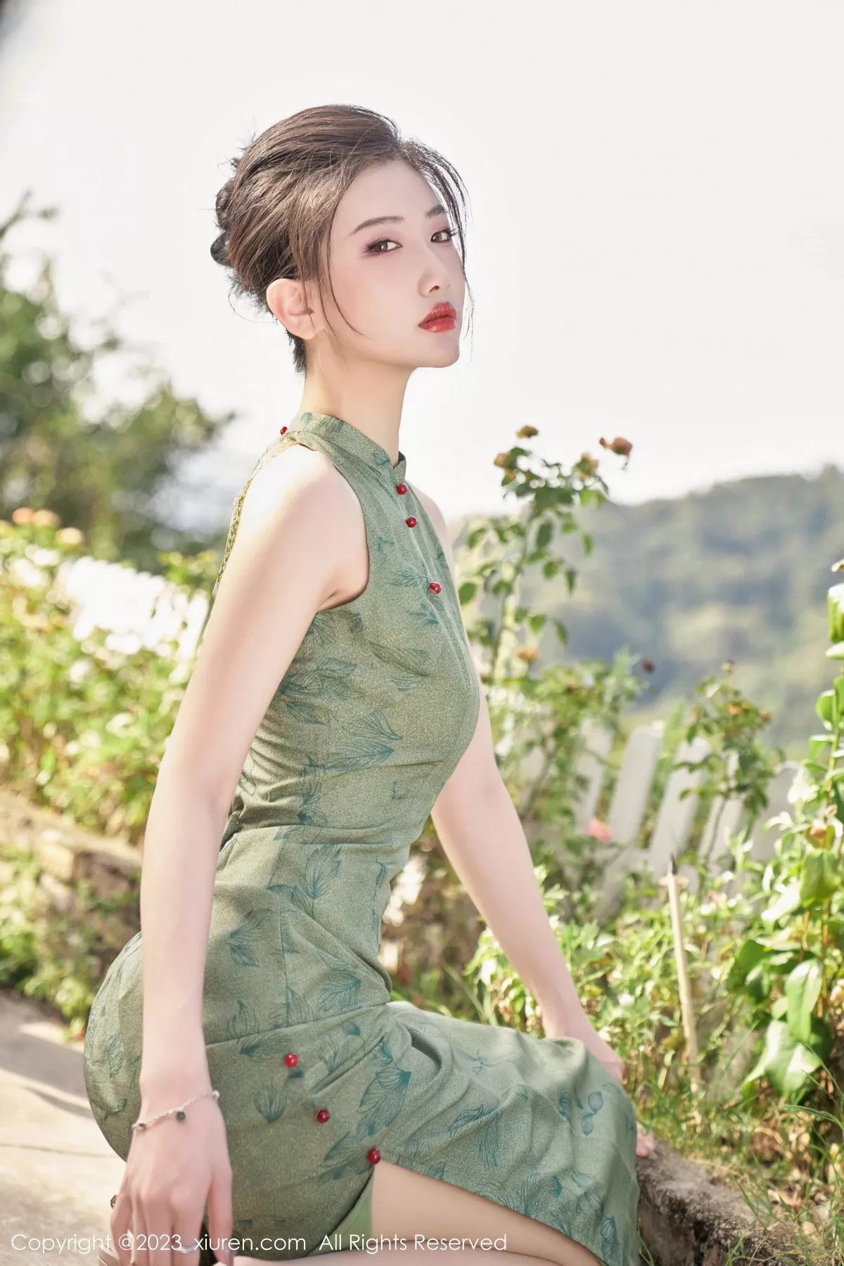 秀人集.com_[XiuRen秀人网]No.7181_模特沈青黛私房性感翠绿旗袍服饰半脱秀曼妙身姿撩人诱惑写真98P