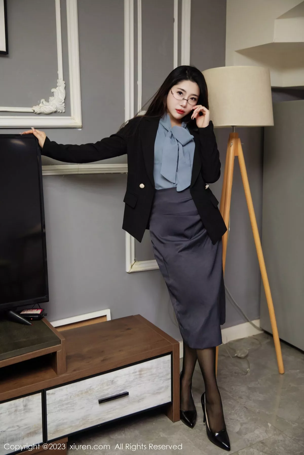 秀人集.com_[XiuRen秀人网]No.7179_模特严利娅Yuliya蓝灰色上衣配灰短裙露蓝色蕾丝内衣诱惑写真82P