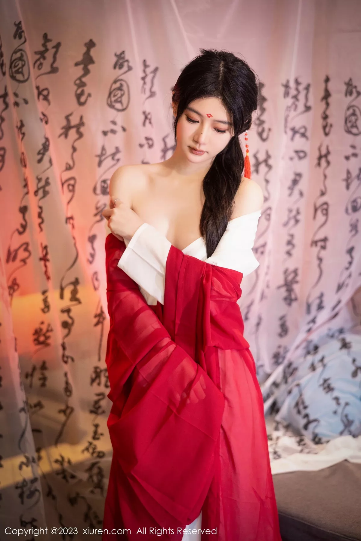 秀人集.com_[XiuRen秀人网]No.7192_模特幼幼私房古风场景性感红色古装服半脱秀完美身材诱惑写真92P