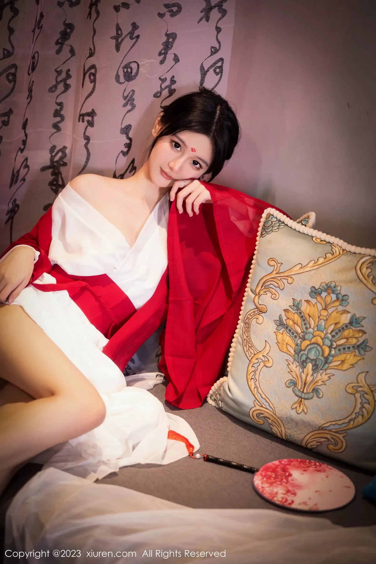 秀人集.com_[XiuRen秀人网]No.7192_模特幼幼私房古风场景性感红色古装服半脱秀完美身材诱惑写真92P