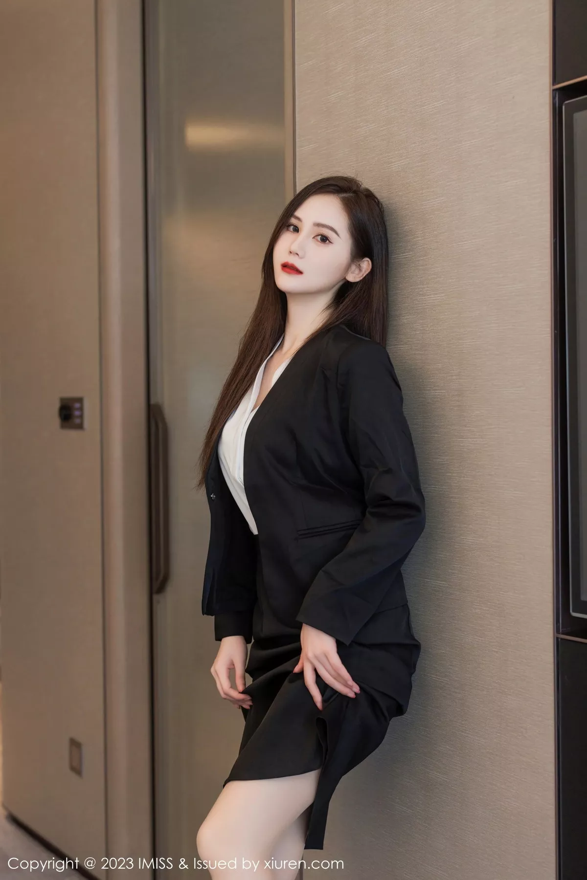 秀人集.com_[IMISS爱蜜社]Vol.739_气质女神SISY思性感黑色Ol装扮露白色内衣配超薄肉丝诱惑写真47P