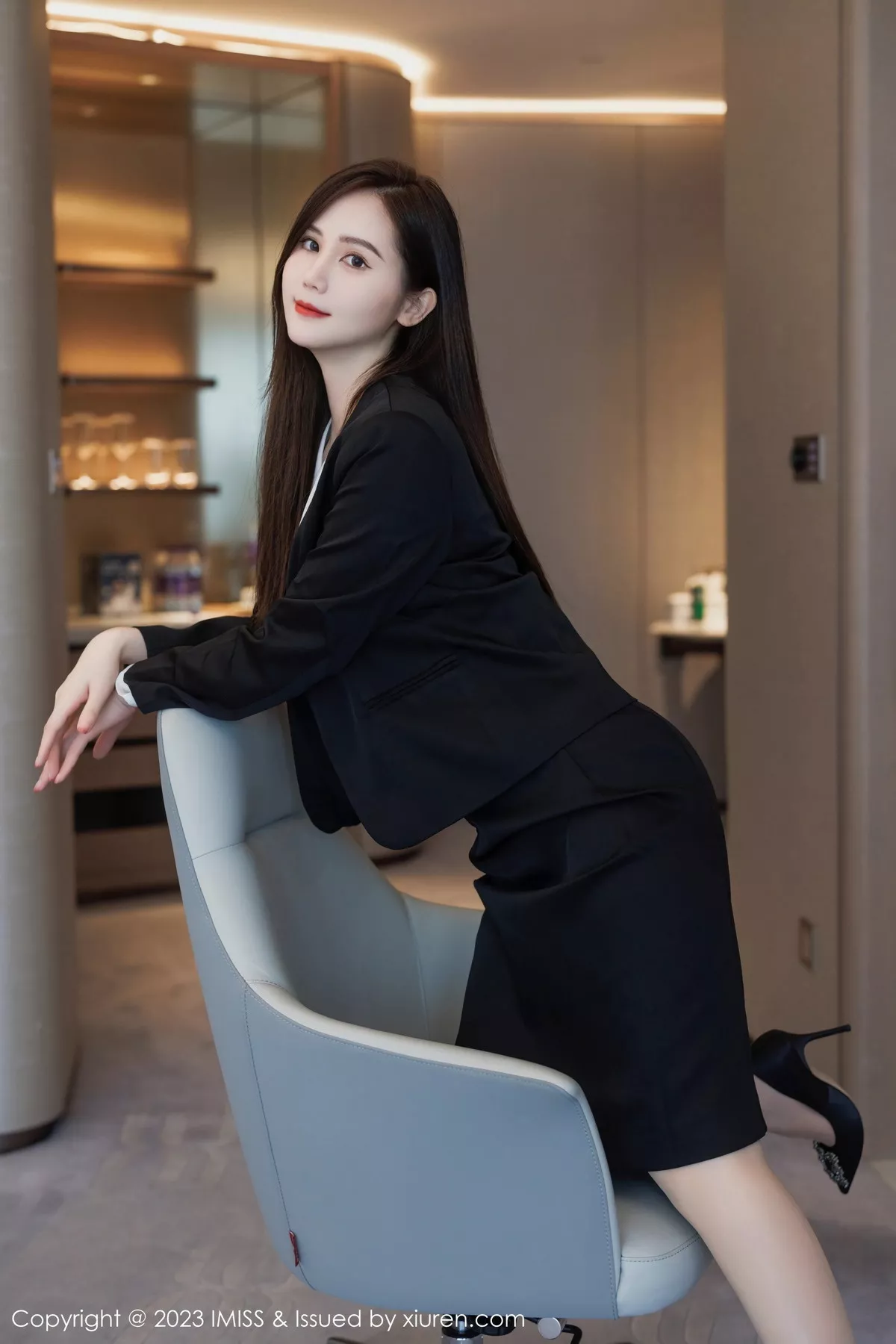 秀人集.com_[IMISS爱蜜社]Vol.739_气质女神SISY思性感黑色Ol装扮露白色内衣配超薄肉丝诱惑写真47P