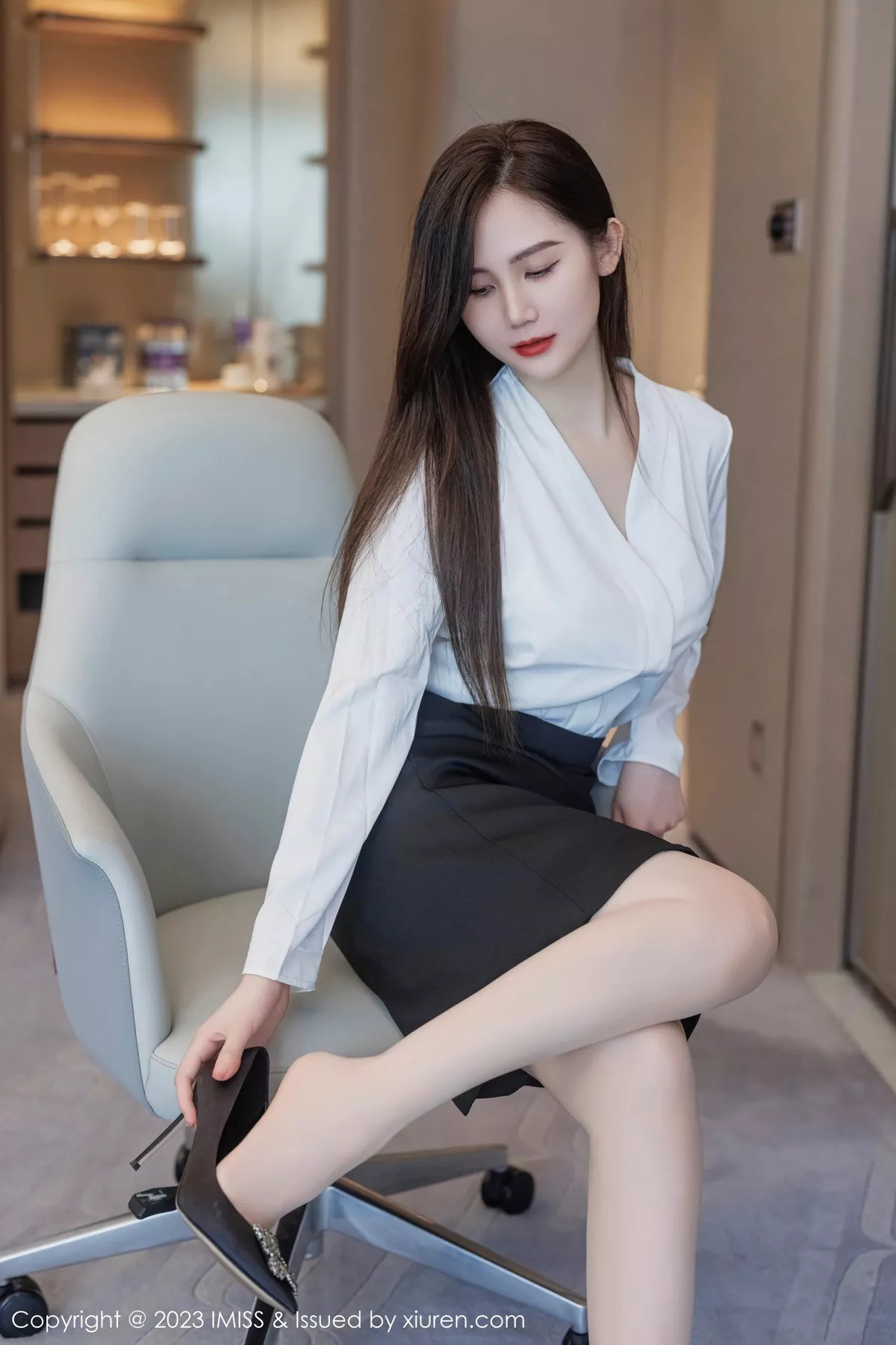 秀人集.com_[IMISS爱蜜社]Vol.739_气质女神SISY思性感黑色Ol装扮露白色内衣配超薄肉丝诱惑写真47P