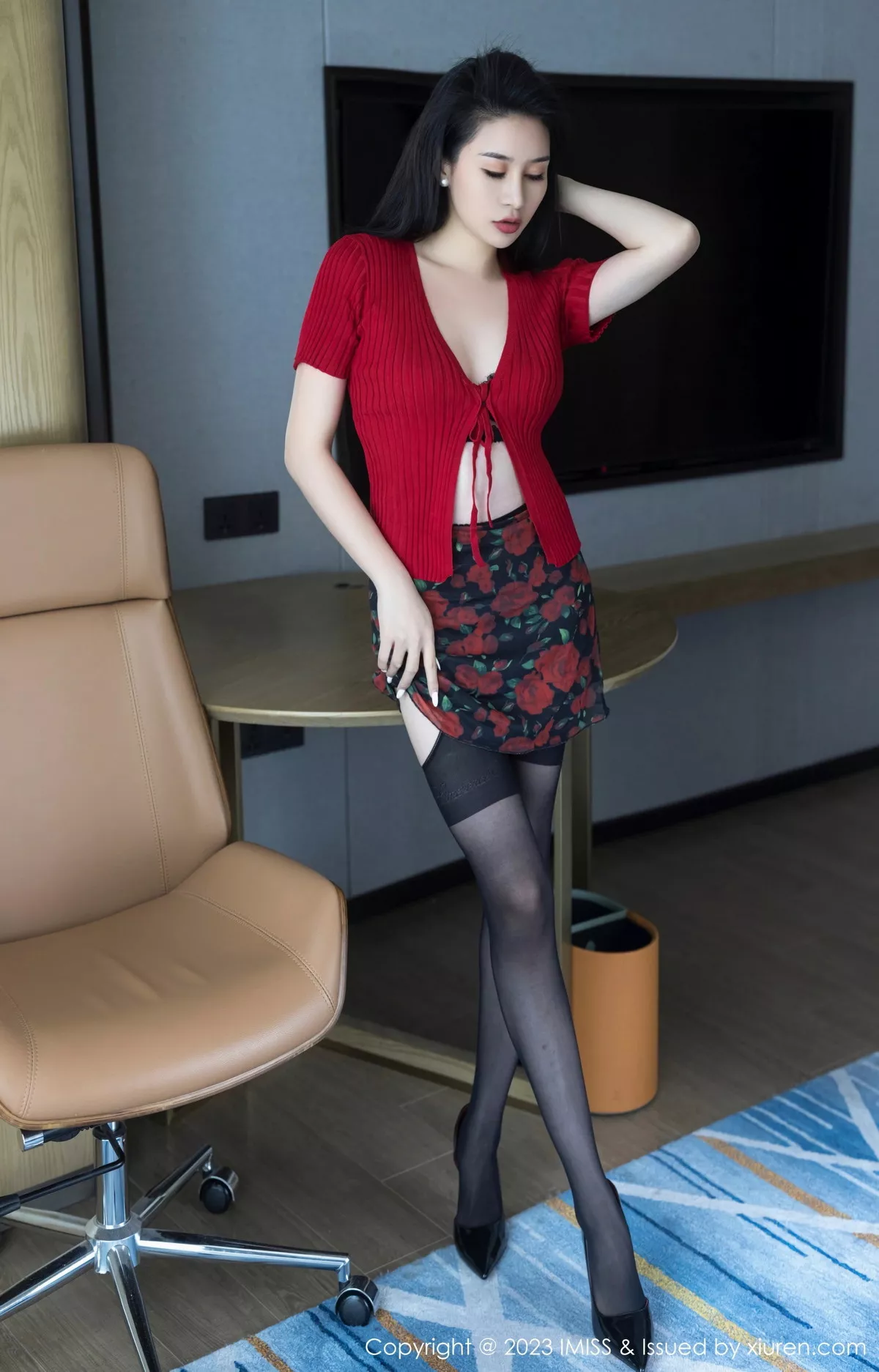 秀人集.com_[IMISS爱蜜社]Vol.740_模特Jermy性感红色上衣露黑色蕾丝内衣秀曼妙身姿完美诱惑写真40P