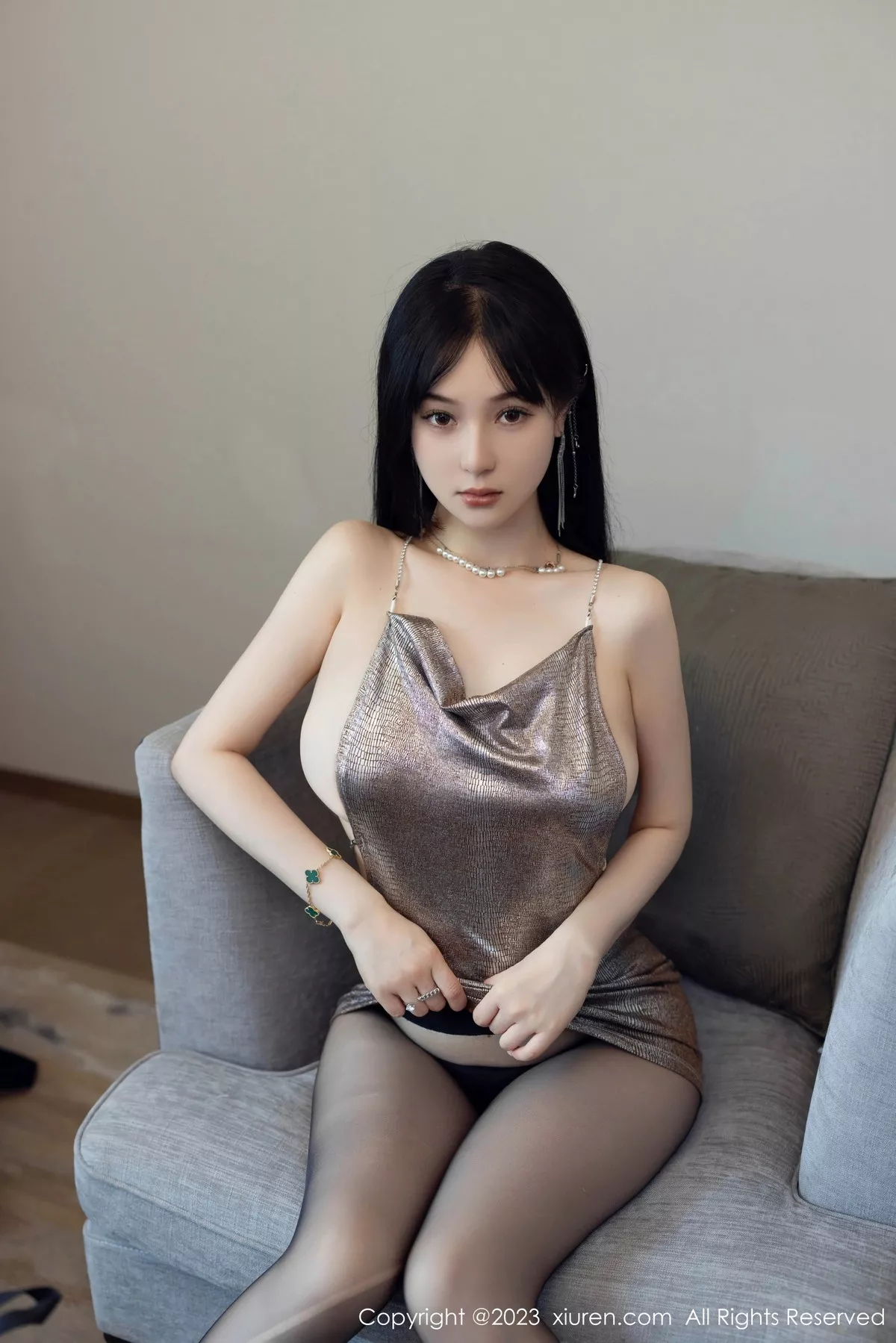 秀人集.com_[XiuRen秀人网]No.7211_模特柚琪Rich闪亮褐色吊带短裙配超薄黑丝秀曼妙身姿诱惑写真70P